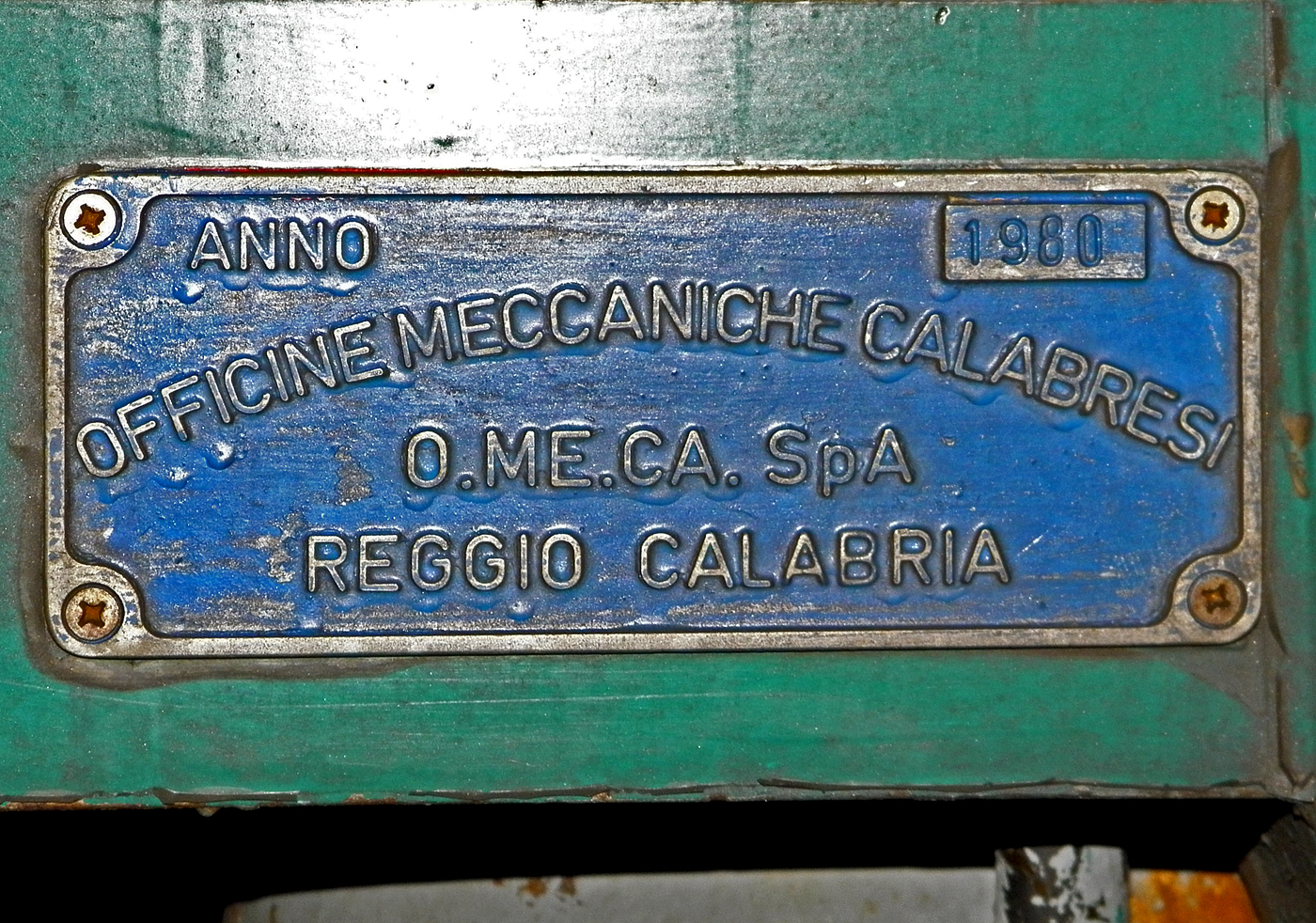Officine Meccaniche Calabresi O.ME.CA S.p.A. (Reggio Calabria) Fabrikschild des Dieseltriebwagen ALn 668 3032 (95 83 4668 332-8 I-Ti) der Trenitalia (100-prozentige Tochtergesellschaft der FS) 19 Juli 2022 im Bahnhof Syrakus (Stazione di Siracusa).