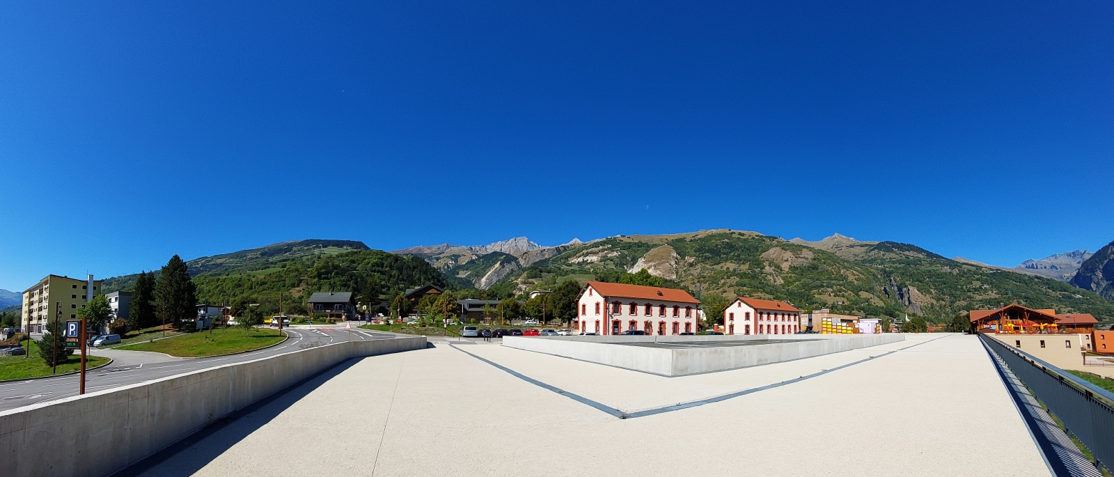 Panoramafoto aus Bourg St.-Maurice, das ganz von Bergen umgeben ist. 09.2022