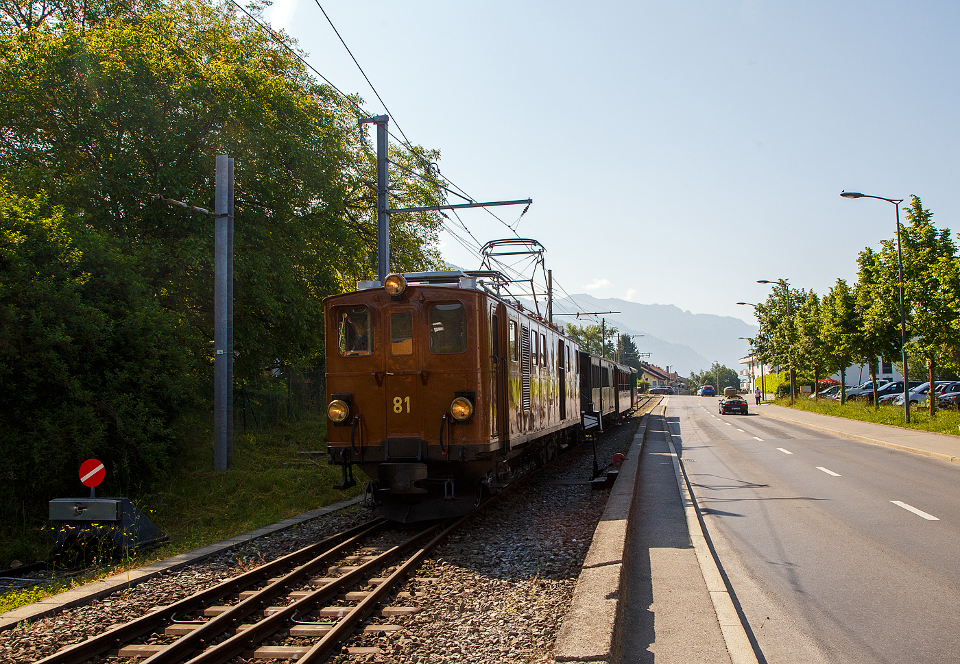 Pfingsten 2023 (Samstag 27. bis Montag 29. Mai 2023) fand bei der Museumsbahn Blonay–Chamby das Schweizer Dampffestival 2023 / Festival suisse de la Vapeur 2023 statt.

Die grandiose ehemalige Berninabahn BB Ge 4/4 81 der Museumsbahn Blonay–Chamby, ex RhB Ge 4/4 181, ex BB Ge 4/4 81, ex BB Ge 6/6 81, erreicht am 27. 05.2023 mit dem ersten Zug des Tages den Bahnhof Blonay. Eigentlich da die Lokomotive ein kleines Gepckabteil und sechs Achsen besitzt, msste sie als Triebwagen De 4/6 bzw. Fe 4/6 (ex Fe 6/8) klassifiziert sein, aber die Berninabahn und spter die RhB wollten sie als Lokomotive und nicht als Triebwagen klassifizieren.

Die Ge 4/4 81war ursprnglich eine sechsachsige Elektrolokomotive (Ge 6/6) der ehemaligen Berninabahn (BB), welche 1943 in der Rhtischen Bahn (RhB) aufging. Als Einzelstck wurde sie von der Schweizerischen Lokomotivfabrik in Winterthur (SLM) mit elektrischer Ausrstung von Brown, Boveri & Cie. (BBC) hergestellt und 1916 abgeliefert. Als schmalspurige Elektrolokomotive mit sechs angetriebenen Achsen erhielt sie die Bauartbezeichnung Ge 6/6 und die Betriebsnummer 81, bereits 1929 wurde sie bei der SLM in Winterthur zur BB Ge 4/4 81 umgebaut.