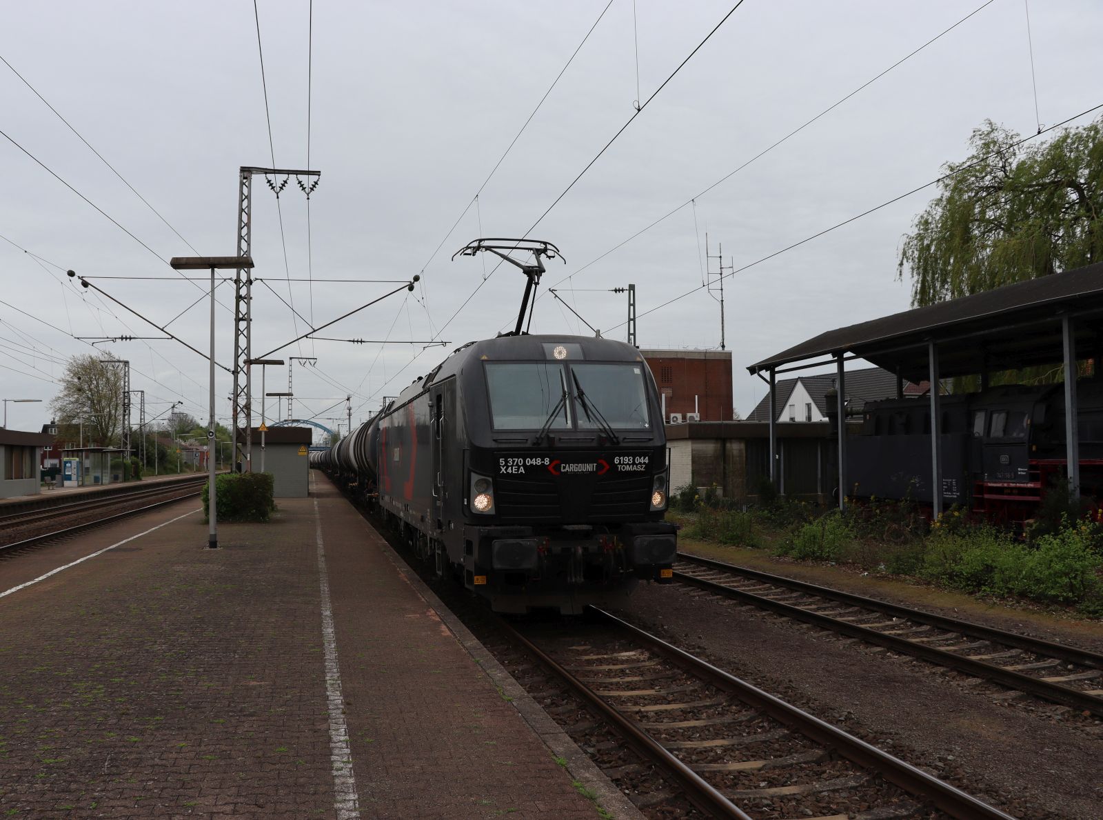 PKP CARGOUNIT Lokomotive 5 370 048 (193 044) Name  TOMASZ  Gleis 2 Bahnhof Salzbergen, Deutschland 17-04-2025.

PKP CARGOUNIT locomotief 5 370 048 (193 044) naam  TOMASZ  spoor 2 station Salzbergen, Duitsland 17-04-2025.