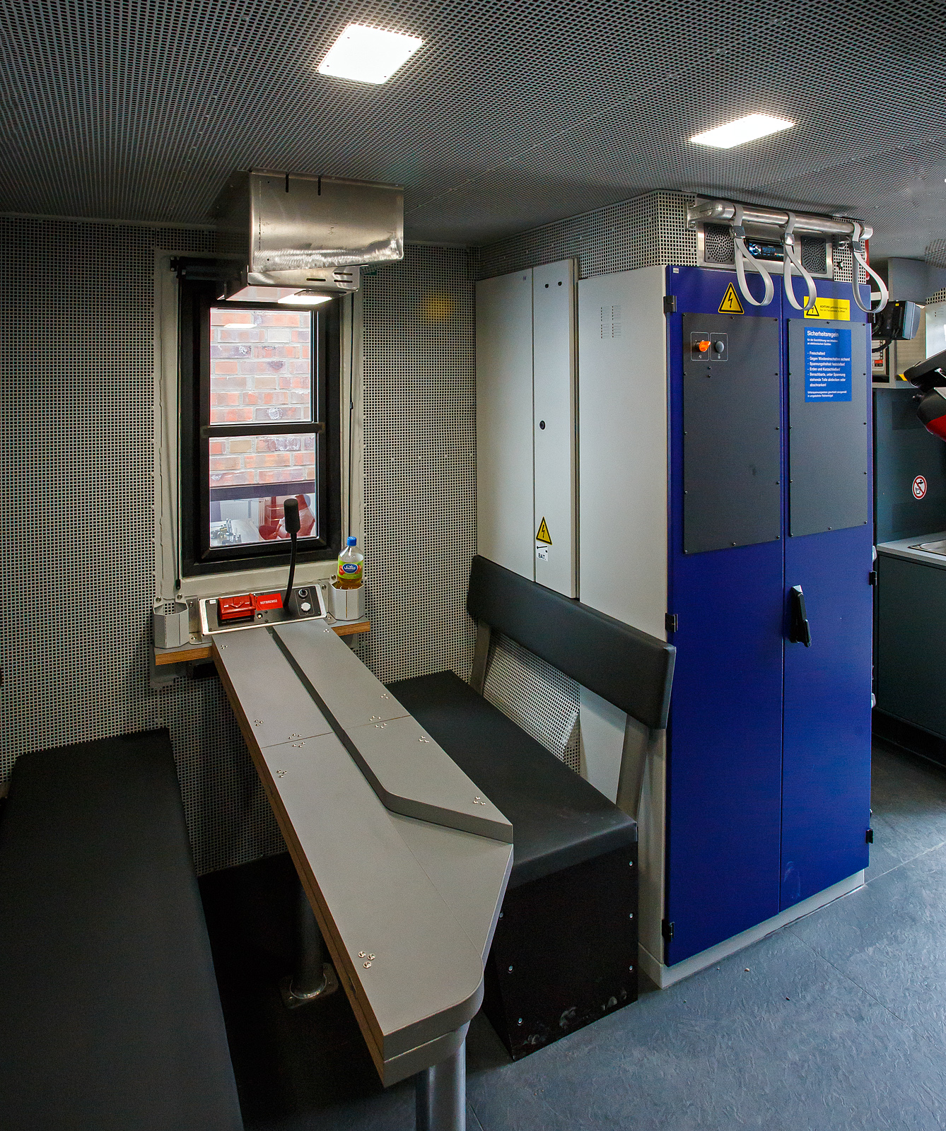 Plasser & Theurer präsentierte auf der 29. Internationale Ausstellung Fahrwegtechnik 2025 (iaf) in Münster (hier am 20 Mai 2025), den neuen P&T MultiCrafter 15.4 E³ Typ 3 für die Oberbauinstandhaltung der ÖBB Infra
A-ÖBB 99 81 9120 202-2 / X730.02 (Baujahr 2025). 

Hier der multifunktionale Sozialbereich mit Tisch und Sitzgelegenheiten.