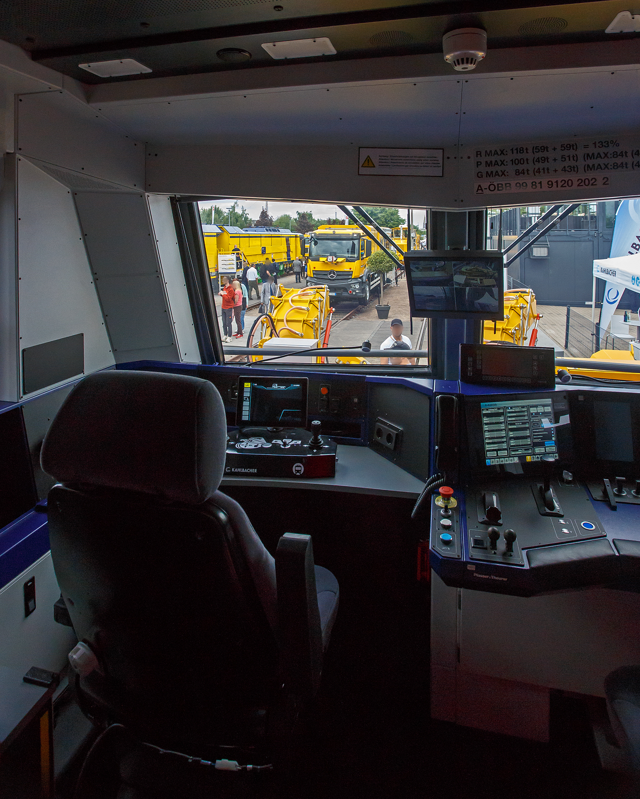 Plasser & Theurer präsentierte auf der 29. Internationale Ausstellung Fahrwegtechnik 2025 (iaf) in Münster (hier am 20 Mai 2025), den neuen P&T MultiCrafter 15.4 E³ Typ 3 für die Oberbauinstandhaltung der ÖBB Infra
A-ÖBB 99 81 9120 202-2 / X730.02 (Baujahr 2025). 

Hier ein Einblick in den Führerstand 1. 
Hinweis: Da auf der Messe war diese Führerstands-Bild öffentlich möglich.