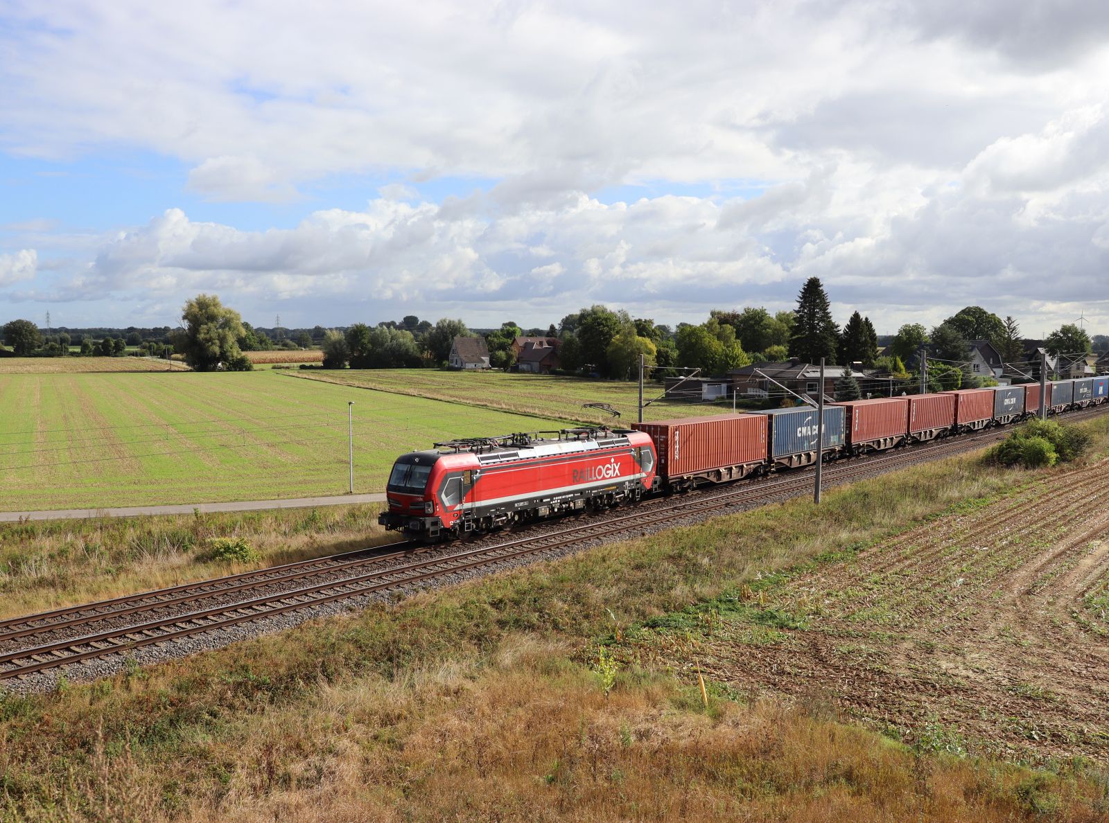 Rail Force One Lokomotive 193 627-7 (91 80 6193 627-7 D-DISPO)  Raillogix  Baumannstrasse, Praest 16-09-2022.

Rail Force One locomotief 193 627-7 (91 80 6193 627-7 D-DISPO)  Raillogix  Baumannstrasse, Praest 16-09-2022.