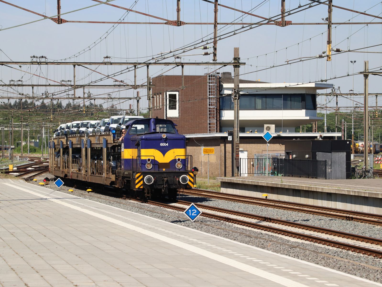 Railexperts Diesellokomotive 6004 (98 84 8284 501-9 NL-RXP) mit Autozug nach Woudenberg. Gleis 3 station Amersfoort Centraal 14-05-2024.

Railexperts diesellocomotief 6004 (98 84 8284 501-9 NL-RXP) met autotrein naar Woudenberg. Spoor 3 station Amersfoort Centraal 14-05-2024.