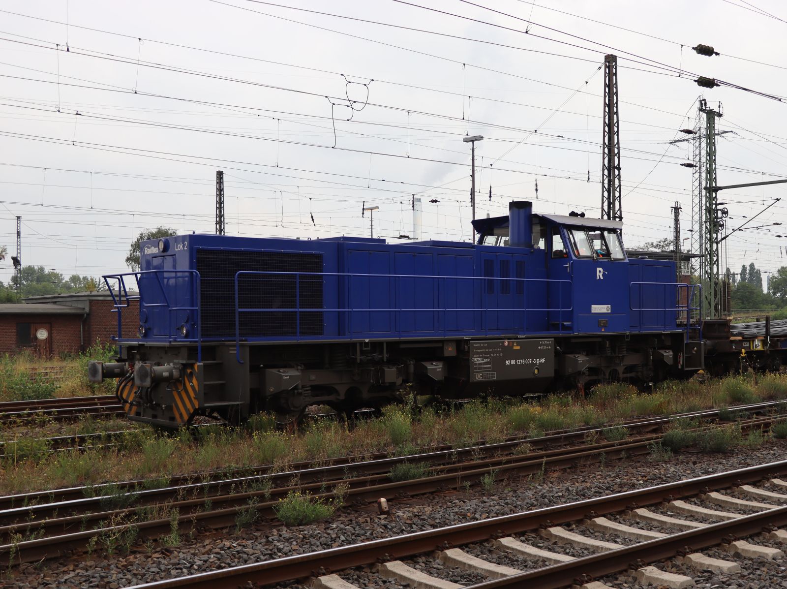 Railflex Diesellok Nummer 2 (92 80 1275 007-3) Baujahr 2006 G�terbahnhof Oberhausen West 18-08-2022.

Railflex dieselloc nummer 2 (92 80 1275 007-3) bouwjaar 2006 goederenstation Oberhausen West 18-08-2022.