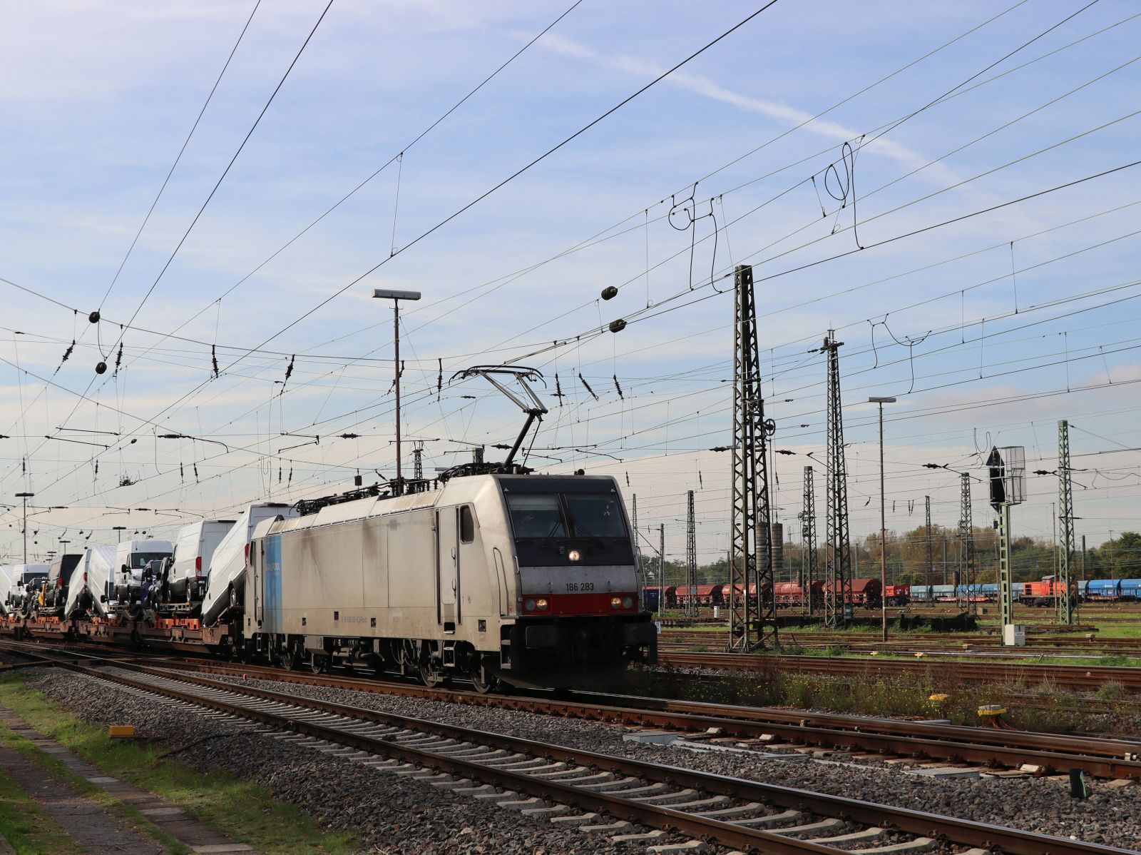 Railpool Lokomotion Rail lokomotive 186 283-8 (91 80 6186 283-8 D-Rpool) G�terbahnhof Oberhausen West 18-10-2024.

Railpool locomotief 186 283-8 (91 80 6186 283-8 D-Rpool) in dienst van Lokomotion Rail Oberhausen West 18-10-2024.