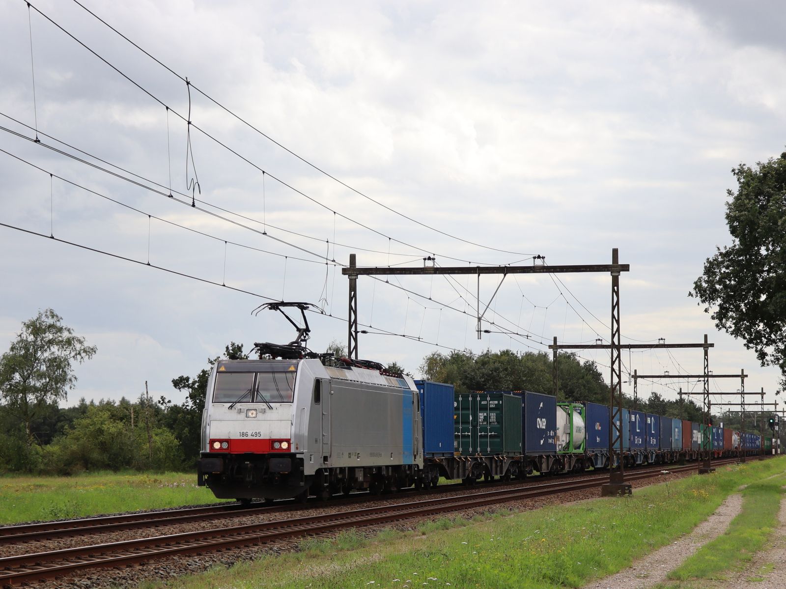 Railpool lokomotive 186 495-8 (91 80 6186 495-8 D-Rpool) bei Bahn�bergang Ten Cateweg, Wierden 13-08-2023.

Railpool locomotief 186 495-8 (91 80 6186 495-8 D-Rpool) bij overweg Ten Cateweg, Wierden 13-08-2023.