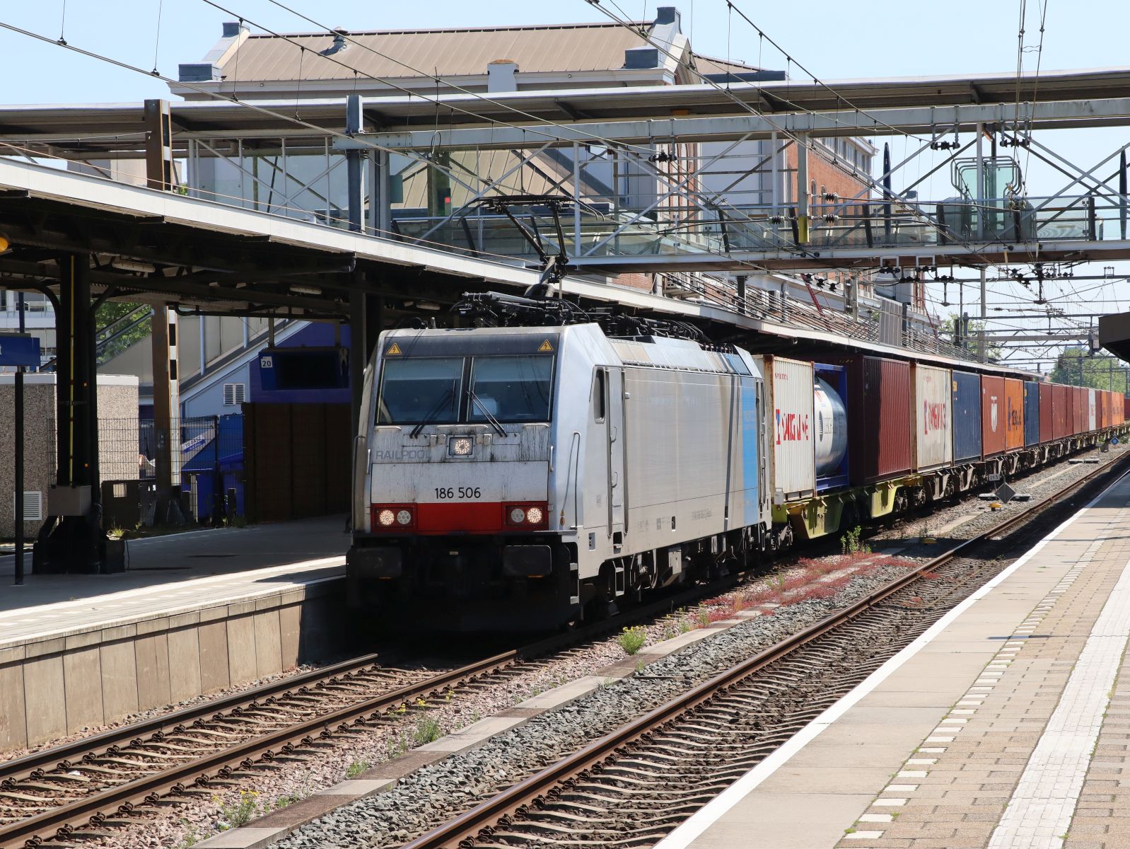 Railpool Lokomotive 186 506-2 (91 80 6186 506-2 D-Rpool) Gleis 1 Bahnhof Dordrecht 25-06-2024.

Railpool locomotief 186 506-2 (91 80 6186 506-2 D-Rpool) spoor 1 station Dordrecht 25-06-2024.