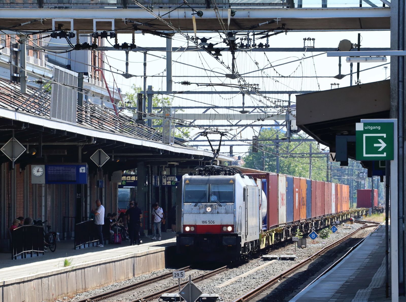 Railpool Lokomotive 186 506-2 (91 80 6186 506-2 D-Rpool) Gleis 1 Bahnhof Dordrecht 25-06-2024.

Railpool locomotief 186 506-2 (91 80 6186 506-2 D-Rpool) spoor 1 station Dordrecht 25-06-2024.