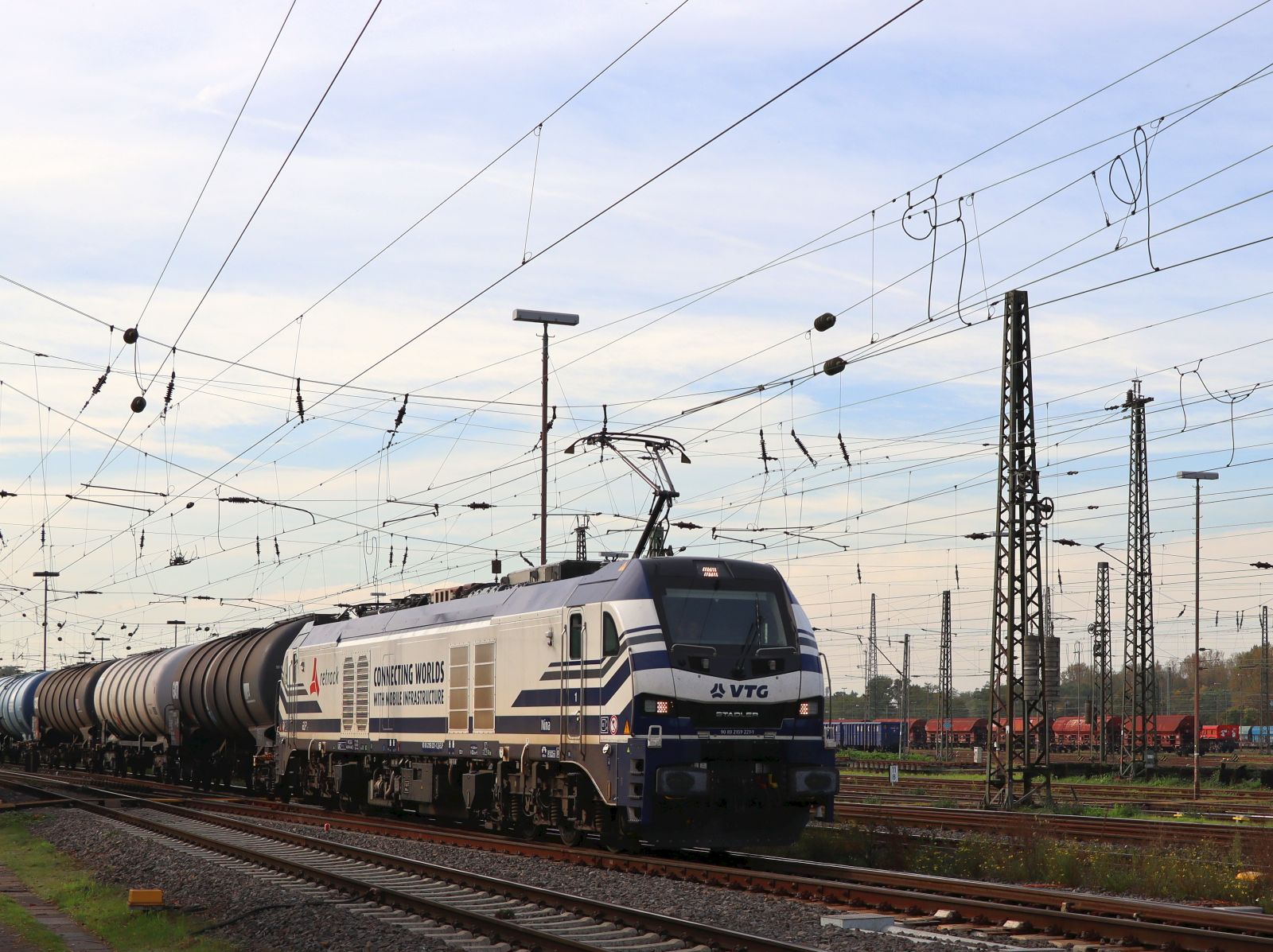 Retrack Stadler Eurodual Lokomotive 159 221-1 (90 80 2159 221-1 D-ELP) G�terbahnhof Oberhausen West 18-10-2024.

Retrack Stadler Eurodual locomotief 159 221-1 (90 80 2159 221-1 D-ELP) goederenstation Oberhausen West 18-10-2024.