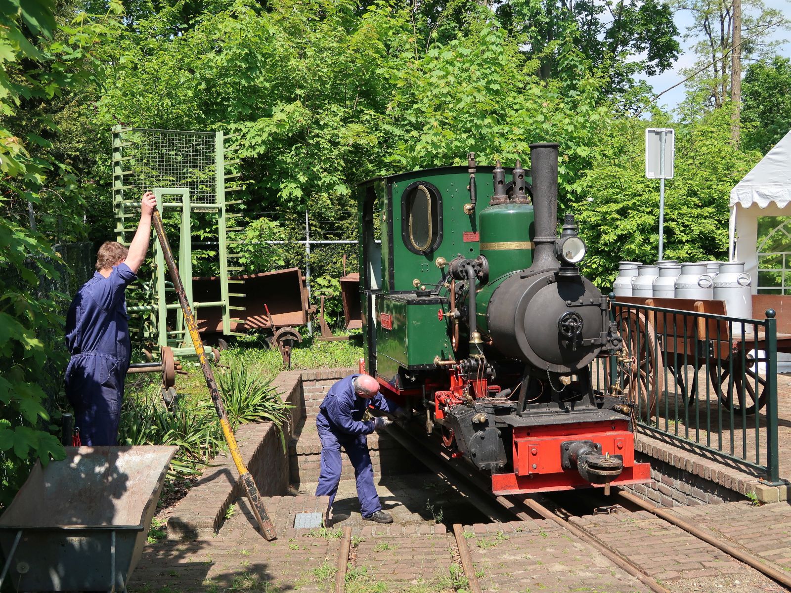 Rijssens Leemspoor Dampflokomotive nummer 3  Maaike  Baujahr 1913 von Orenstein en Koppel (O&K) Berlin Babelsberg. Segment-Drehscheibe Schmalspurmuseum Leemspoor, Rijssen 09-05-2024. 

Rijssens Leemspoor stoomlocomotief nummer 3  Maaike  gebouwd in het jaar 1913 door Orenstein en Koppel (O&K) Berlin Babelsberg. Op de segmentdraaischijf smalspoormuseum Leemspoor, Rijssen 09-05-2024.