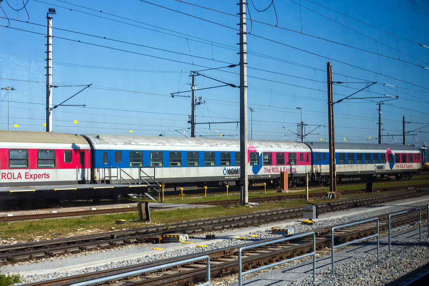 RoLa-Begleitwagen A-RCW 51 81 59-80 014-4 Bcmz der ÖKOMBI / Rail Cargo Group (teil der ÖBB) abgestellt im Zugverband mit weiteren am 04 April 2025 beim Rbf Wels. Von Wels besteht eine RoLa-Verbindung „Rollende Landstraße“ nach Maribor (Marburg an der Drau) im Nordosten Sloweniens. 