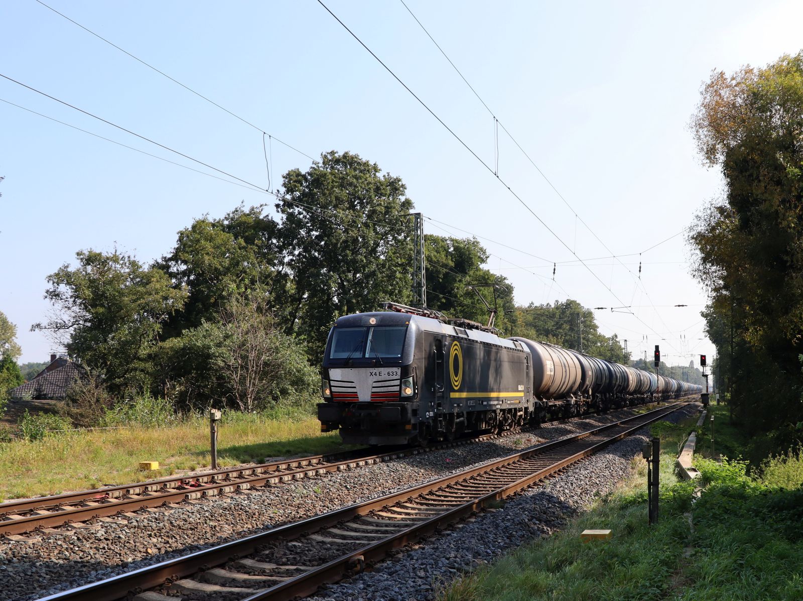 SBB Cargo / Beacon Rail Lokomotive 193 718-4 (91 80 6193 718-4 D-DISPO) bei Bahn�bergang Frietenweg, Hamminkeln 19-09-2024.

SBB Cargo locomotief 193 718-4 (91 80 6193 718-4 D-DISPO) gehuurd van Beacon Rail overweg Frietenweg, Hamminkeln 19-09-2024.