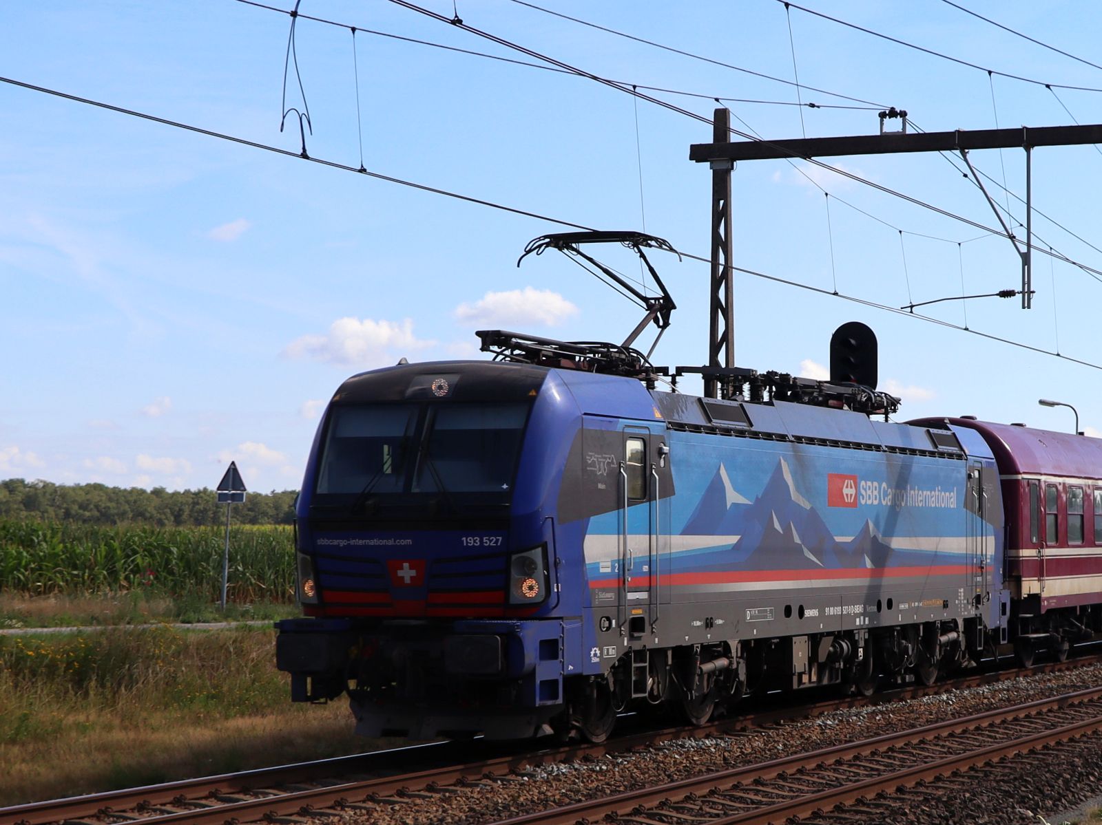SBB Cargo 193 527-9 (91 80 6193 527-9 D-SIEAG) mit Sziget Express Bahnhof Holten 08-08-2022.

SBB Cargo 193 527-9 (91 80 6193 527-9 D-SIEAG) met Sziget Express door station Holten 08-08-2022.