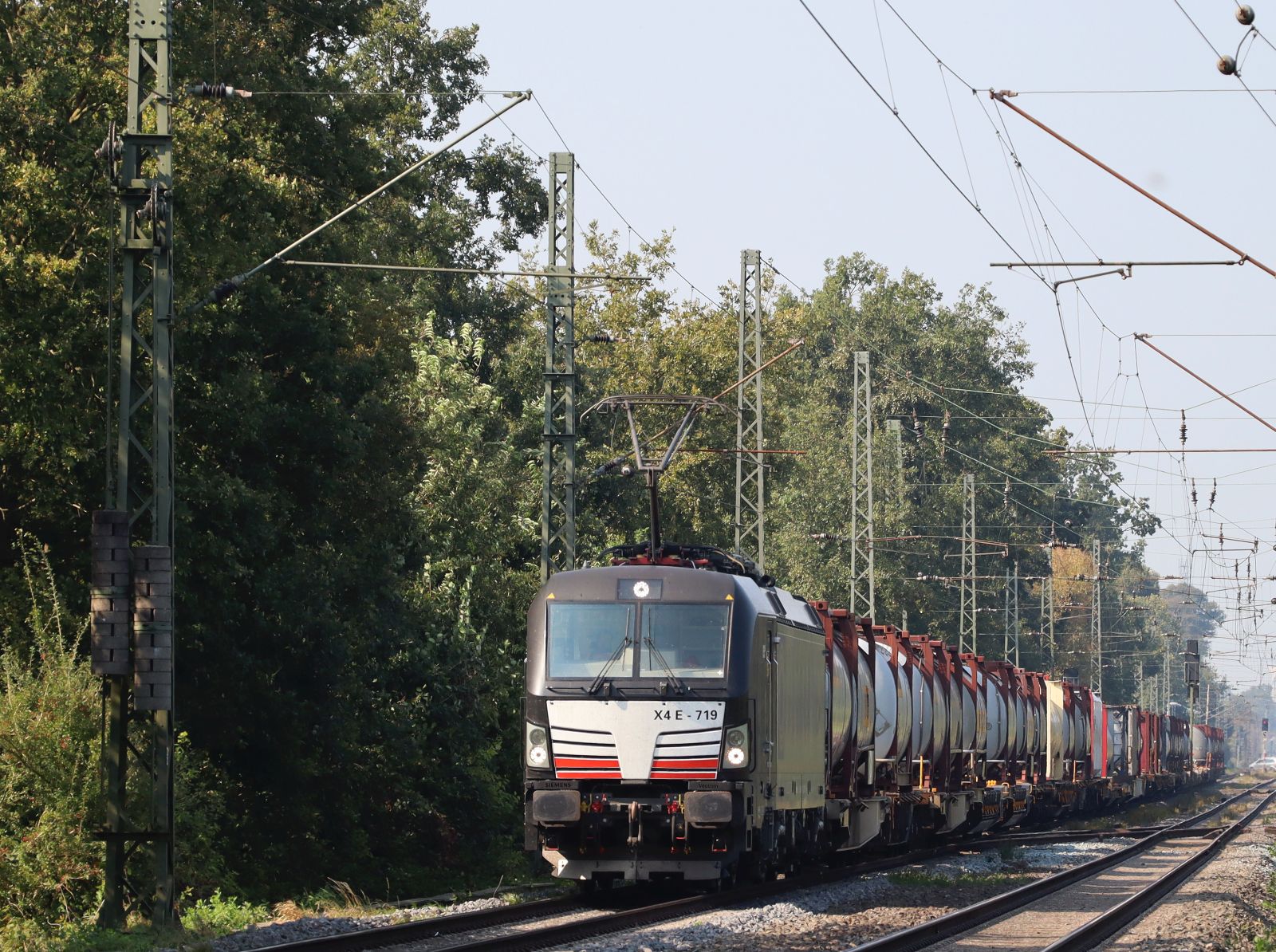 SBB Cargo/Beacon Rail Lokomotive 193 719-2 (91 80 6193 719-2 D-DISPO) Bahn�bergang Grenzweg Hamminkeln 19-09-2024.

SBB Cargo/Beacon Rail locomotief 193 719-2 (91 80 6193 719-2 D-DISPO) overweg Grenzweg Hamminkeln 19-09-2024.