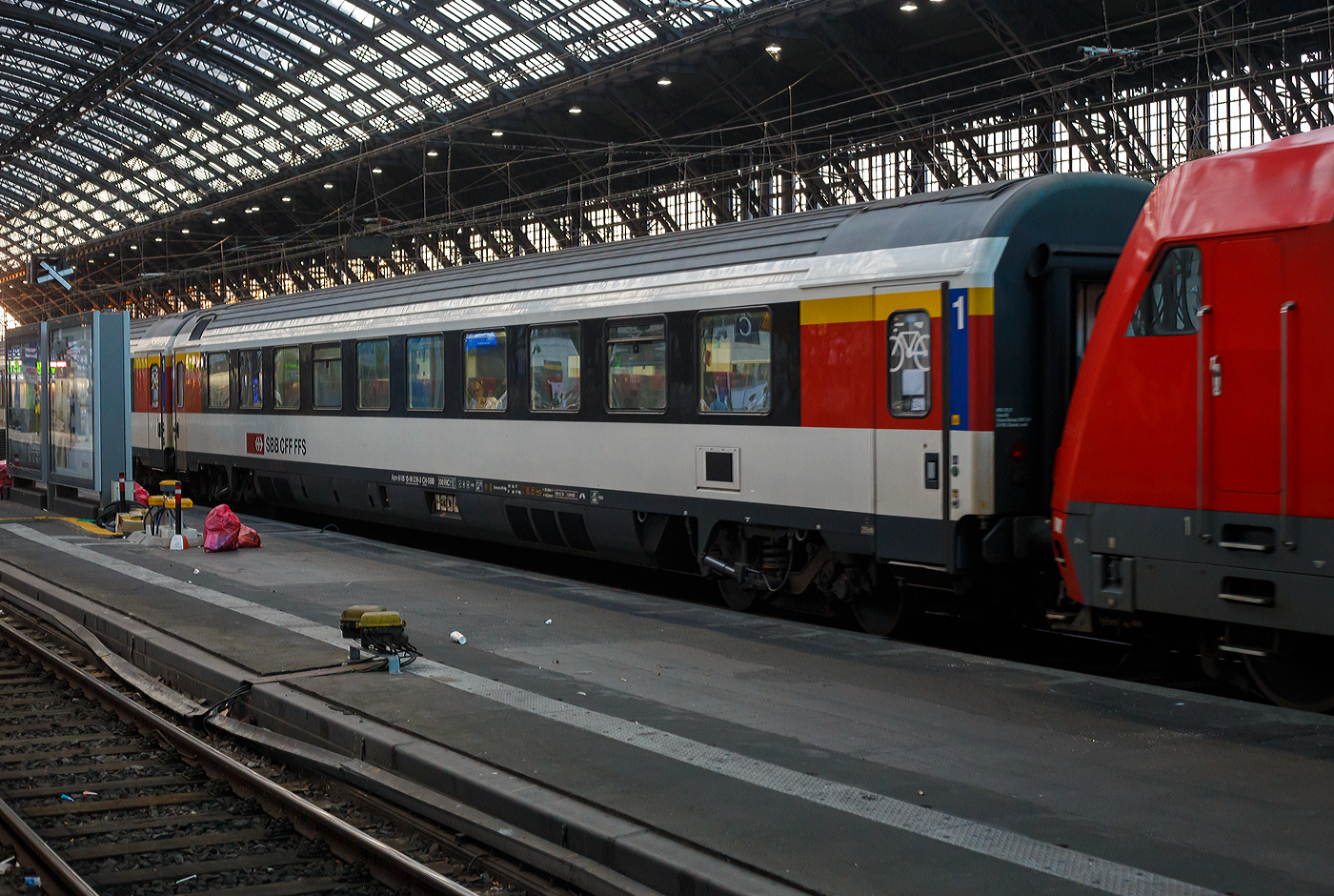 SBB EC-Großraum-Reisezugwagen (EC-Wagen) der ersten Wagenklasse 61 85 10-90 236-3 CH-SBB der Gattung Apm 1090, eingereiht als Wagen Nr. 264 in den EC 6 (Interlaken Ost - Bern - Basel SBB - Köln Hbf - Dortmund Hbf), am 01 Juli 2025 im Hbf Köln. 

Die SBB EuroCity-Wagen (Apm EC und Bpm EC) sind zwar nach ähnlichen Prinzipien aufgebaut worden, werden aber in der Schweiz nicht als Einheitswagen bezeichnet. Konstruktiv zur gleichen Gruppe gehören die Bt IC, die mit den EW IV eingesetzt werden und lediglich eine Einspannungsausrüstung (für 1000 V, 16,7 Hz) aufweisen.

1989–1995 stellten die SBB eine weitere Großraumwagen Serie für den EuroCity-Verkehr in den Dienst, die auf den 1980 abgelieferten Bpm RIC und dem EW IV aufbaute. Für beide Wagenklassen wurde der gleiche Wagenkasten mit zehn Fenstern zwischen den Schwenkschiebetüren an den Wagenenden benutzt. Das Dach war von der gleichen Bauart wie beim französischen Corailwagen, die Längssicken waren aber schon bei den Einheitswagen I bis IV vorhanden. Die Schürzen wurden tiefer gezogen als beim EW IV, so wie es für den EW V vorgesehen war. In den Abmessungen entsprechen die Wagen dem UIC-Z1-Standard. Die Farbgebung in zwei Grautönen mit hellem Streifen dazwischen wurde zuvor bereits für die zu zweiklassigen EuroCity-Zügen umgebauten TEE-Züge (RABe) angewendet. Der helle Streifen des Eurofima-Anstrichschemas wurde beibehalten. Der Bereich über dem weißen Begleitstreifen war nun in Umbragrau gehalten, darunter im helleren Verkehrsgrau A (RAL 7042). Die 60 Sitzplätze der ersten und 76 der zweiten Klasse sind durchgehend in Vis-à-vis-Anordnung gehalten.

Diese Wagen sind voll RIC-fähig und für eine Höchstgeschwindigkeit von 200 km/h zugelassen. Insgesamt wurden 70 Apm und 155 Bpm geliefert.

TECHNISCHE DATEN:
Spurweite: 1.435 mm (Normalspur)
Länge über Puffer: 26.400 mm 
Drehzapfenabstand: 18.600 mm
Höchstgeschwindigkeit: 200 km/h
Eigengewicht: 45 t
Bremse: Frein O-PR+Mg (D)
Sitzplätze: 60 in der 1. Klasse
Fahrradplätze: 2
Toilette: 1 (geschlossenes System/ Vakuumsystem)
Zulassung: RIC / Schweiz LBT / NBS

Die insgesamt vorhandenen 175 Eurocity-Wagen (62 Wagen 1. Klasse, 113 Wagen 2. Klasse) werden von 2023 bis 2028 umfassend erneuert und saniert. Zur Flotte gehören auch die Velowagen, alle Wagen mit behindertengerechten WC sowie die 12 Panoramawagen. Bei der Sanierung werden Korrosionsschäden beseitigt, die Wagenkasten neu lackiert und energiesparende mobilfunkdurchlässige Fensterscheiben eingebaut. Die Wagen erhalten in der 1. und 2. Klasse neue Teppiche, die Sitzpolster werden wo notwendig ersetzt. Mit der Neulackierung wird zudem das Außendesign aufgefrischt und dem aktuellen SBB Design angepasst.

Die instandgesetzten EC-Wagen werden im Fernverkehr voraussichtlich bis mindestens 2037, im Interregio-Verkehr und auf internationalen Verbindungen eingesetzt. Wie bei den EW IV werden auch bei den Eurocity-Wagen die Türsysteme modifiziert und gemäß den neusten Sicherheitsstandards umgebaut.

Vorgesehen ist, 136 der 175 Wagen bei einem externen Anbieter sanieren zu lassen. Darüber hinaus bestehen Optionen für weitere 57 Wagen. Der Auftrag wird öffentlich ausgeschrieben. Die Erneuerung der übrigen 39 Fahrzeuge erfolgt SBB-intern in den Werken Olten und Yverdon-les-Bains. Die Vergabe an einen externen Anbieter ist notwendig, weil auf Grund vieler gleichzeitig laufender Modernisierungs- und Revisionsvorhaben die Kapazitäten bzw. die Reparaturgleise in den eigenen Werken nicht ausreichen. Die SBB arbeitet intensiv daran, schweizweit ihre Instandhaltungskapazitäten sukzessive zu erhöhen, um dem absehbaren Angebots- und Flottenwachstum zu entsprechen.