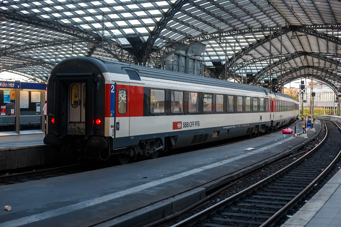 SBB EC-Großraum-Reisezugwagen (EC-Wagen) der zweiten Wagenklasse Bpm 61 85 20-90 238-7 CH-SBB der Gattung Bpm 2090v, eingereiht als Wagen Nr. 254 in den EC 6 (Interlaken Ost - Bern - Basel SBB - Köln Hbf - Dortmund Hbf), am 01 Juli 2025 im Hbf Köln.

Die SBB EuroCity-Wagen (Apm EC und Bpm EC) sind zwar nach ähnlichen Prinzipien aufgebaut worden, werden aber in der Schweiz nicht als Einheitswagen bezeichnet. Konstruktiv zur gleichen Gruppe gehören die Bt IC, die mit den EW IV eingesetzt werden und lediglich eine Einspannungsausrüstung (für 1000 V, 16,7 Hz) aufweisen.

1989–1995 stellten die SBB eine weitere Großraumwagen Serie für den EuroCity-Verkehr in den Dienst, die auf den 1980 abgelieferten Bpm RIC und dem EW IV aufbaute. Für beide Wagenklassen wurde der gleiche Wagenkasten mit zehn Fenstern zwischen den Schwenkschiebetüren an den Wagenenden benutzt. Das Dach war von der gleichen Bauart wie beim französischen Corailwagen, die Längssicken waren aber schon bei den Einheitswagen I bis IV vorhanden. Die Schürzen wurden tiefer gezogen als beim EW IV, so wie es für den EW V vorgesehen war. In den Abmessungen entsprechen die Wagen dem UIC-Z1-Standard. Die Farbgebung in zwei Grautönen mit hellem Streifen dazwischen wurde zuvor bereits für die zu zweiklassigen EuroCity-Zügen umgebauten TEE-Züge (RABe) angewendet. Der helle Streifen des Eurofima-Anstrichschemas wurde beibehalten. Der Bereich über dem weißen Begleitstreifen war nun in Umbragrau gehalten, darunter im helleren Verkehrsgrau A (RAL 7042). Die 60 Sitzplätze der ersten und 76 der zweiten Klasse sind durchgehend in Vis-à-vis-Anordnung gehalten.

Diese Wagen sind voll RIC-fähig und für eine Höchstgeschwindigkeit von 200 km/h zugelassen. Insgesamt wurden 70 Apm und 155 Bpm geliefert.

TECHNISCHE DATEN:
Spurweite: 1.435 mm (Normalspur)
Länge über Puffer: 26.400mm 
Drehzapfenabstand: 18.600 mm
Höchstgeschwindigkeit: 200 km/h
Eigengewicht: 45 t
Bremse: Frein O-PR+Mg (D)
Sitzplätze: 76 in der 2. Klasse
Fahrradplätze: 9 (2 +7)
Rollstuhlplätze: 2
Toilette: 1 rollstuhlgängige Toiletten (geschlossenes System/ Vakuumsystem)
Zulassung: RIC / Schweiz LBT / NBS

Die insgesamt vorhandenen 175 Eurocity-Wagen (62 Wagen 1. Klasse, 113 Wagen 2. Klasse) werden von 2023 bis 2028 umfassend erneuert und saniert. Zur Flotte gehören auch die Velowagen, alle Wagen mit behindertengerechten WC sowie die 12 Panoramawagen. Bei der Sanierung werden Korrosionsschäden beseitigt, die Wagenkasten neu lackiert und energiesparende mobilfunkdurchlässige Fensterscheiben eingebaut. Die Wagen erhalten in der 1. und 2. Klasse neue Teppiche, die Sitzpolster werden wo notwendig ersetzt. Mit der Neulackierung wird zudem das Außendesign aufgefrischt und dem aktuellen SBB Design angepasst.

Die instandgesetzten EC-Wagen werden im Fernverkehr voraussichtlich bis mindestens 2037, im Interregio-Verkehr und auf internationalen Verbindungen eingesetzt. Wie bei den EW IV werden auch bei den Eurocity-Wagen die Türsysteme modifiziert und gemäß den neusten Sicherheitsstandards umgebaut.

Vorgesehen ist, 136 der 175 Wagen bei einem externen Anbieter sanieren zu lassen. Darüber hinaus bestehen Optionen für weitere 57 Wagen. Der Auftrag wird öffentlich ausgeschrieben. Die Erneuerung der übrigen 39 Fahrzeuge erfolgt SBB-intern in den Werken Olten und Yverdon-les-Bains. Die Vergabe an einen externen Anbieter ist notwendig, weil auf Grund vieler gleichzeitig laufender Modernisierungs- und Revisionsvorhaben die Kapazitäten bzw. die Reparaturgleise in den eigenen Werken nicht ausreichen. Die SBB arbeitet intensiv daran, schweizweit ihre Instandhaltungskapazitäten sukzessive zu erhöhen, um dem absehbaren Angebots- und Flottenwachstum zu entsprechen.