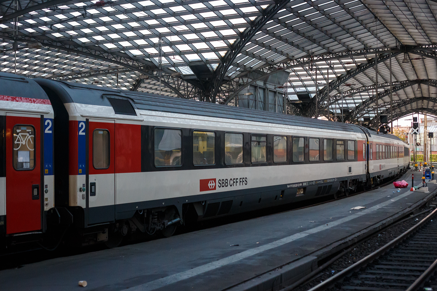 SBB EC-Großraum-Reisezugwagen (EC-Wagen) der zweiten Wagenklasse Bpm 61 85 20-90 228-8 CH-SBB der Gattung Bpm 2090, eingereiht als Wagen Nr. 260 in den EC 6 (Interlaken Ost - Bern - Basel SBB - Köln Hbf - Dortmund Hbf), am 01 Juli 2025 im Hbf Köln.

Die SBB EuroCity-Wagen (Apm EC und Bpm EC) sind zwar nach ähnlichen Prinzipien aufgebaut worden, werden aber in der Schweiz nicht als Einheitswagen bezeichnet. Konstruktiv zur gleichen Gruppe gehören die Bt IC, die mit den EW IV eingesetzt werden und lediglich eine Einspannungsausrüstung (für 1000 V, 16,7 Hz) aufweisen.

1989–1995 stellten die SBB eine weitere Großraumwagen Serie für den EuroCity-Verkehr in den Dienst, die auf den 1980 abgelieferten Bpm RIC und dem EW IV aufbaute. Für beide Wagenklassen wurde der gleiche Wagenkasten mit zehn Fenstern zwischen den Schwenkschiebetüren an den Wagenenden benutzt. Das Dach war von der gleichen Bauart wie beim französischen Corailwagen, die Längssicken waren aber schon bei den Einheitswagen I bis IV vorhanden. Die Schürzen wurden tiefer gezogen als beim EW IV, so wie es für den EW V vorgesehen war. In den Abmessungen entsprechen die Wagen dem UIC-Z1-Standard. Die Farbgebung in zwei Grautönen mit hellem Streifen dazwischen wurde zuvor bereits für die zu zweiklassigen EuroCity-Zügen umgebauten TEE-Züge (RABe) angewendet. Der helle Streifen des Eurofima-Anstrichschemas wurde beibehalten. Der Bereich über dem weißen Begleitstreifen war nun in Umbragrau gehalten, darunter im helleren Verkehrsgrau A (RAL 7042). Die 60 Sitzplätze der ersten und 76 der zweiten Klasse sind durchgehend in Vis-à-vis-Anordnung gehalten.

Diese Wagen sind voll RIC-fähig und für eine Höchstgeschwindigkeit von 200 km/h zugelassen. Insgesamt wurden 70 Apm und 155 Bpm geliefert.

TECHNISCHE DATEN:
Spurweite: 1.435 mm (Normalspur)
Länge über Puffer: 26.400mm 
Drehzapfenabstand: 18.600 mm
Höchstgeschwindigkeit: 200 km/h
Eigengewicht: 45 t
Bremse: Frein O-PR+Mg (D)
Sitzplätze: 78 in der 2. Klasse
Fahrradplätze: 2
Toilette: 1 (geschlossenes System/ Vakuumsystem)
Zulassung: RIC / Schweiz LBT / NBS

Die insgesamt vorhandenen 175 Eurocity-Wagen (62 Wagen 1. Klasse, 113 Wagen 2. Klasse) werden von 2023 bis 2028 umfassend erneuert und saniert. Zur Flotte gehören auch die Velowagen, alle Wagen mit behindertengerechten WC sowie die 12 Panoramawagen. Bei der Sanierung werden Korrosionsschäden beseitigt, die Wagenkasten neu lackiert und energiesparende mobilfunkdurchlässige Fensterscheiben eingebaut. Die Wagen erhalten in der 1. und 2. Klasse neue Teppiche, die Sitzpolster werden wo notwendig ersetzt. Mit der Neulackierung wird zudem das Außendesign aufgefrischt und dem aktuellen SBB Design angepasst.

Die instandgesetzten EC-Wagen werden im Fernverkehr voraussichtlich bis mindestens 2037, im Interregio-Verkehr und auf internationalen Verbindungen eingesetzt. Wie bei den EW IV werden auch bei den Eurocity-Wagen die Türsysteme modifiziert und gemäß den neusten Sicherheitsstandards umgebaut.

Vorgesehen ist, 136 der 175 Wagen bei einem externen Anbieter sanieren zu lassen. Darüber hinaus bestehen Optionen für weitere 57 Wagen. Der Auftrag wird öffentlich ausgeschrieben. Die Erneuerung der übrigen 39 Fahrzeuge erfolgt SBB-intern in den Werken Olten und Yverdon-les-Bains. Die Vergabe an einen externen Anbieter ist notwendig, weil auf Grund vieler gleichzeitig laufender Modernisierungs- und Revisionsvorhaben die Kapazitäten bzw. die Reparaturgleise in den eigenen Werken nicht ausreichen. Die SBB arbeitet intensiv daran, schweizweit ihre Instandhaltungskapazitäten sukzessive zu erhöhen, um dem absehbaren Angebots- und Flottenwachstum zu entsprechen.