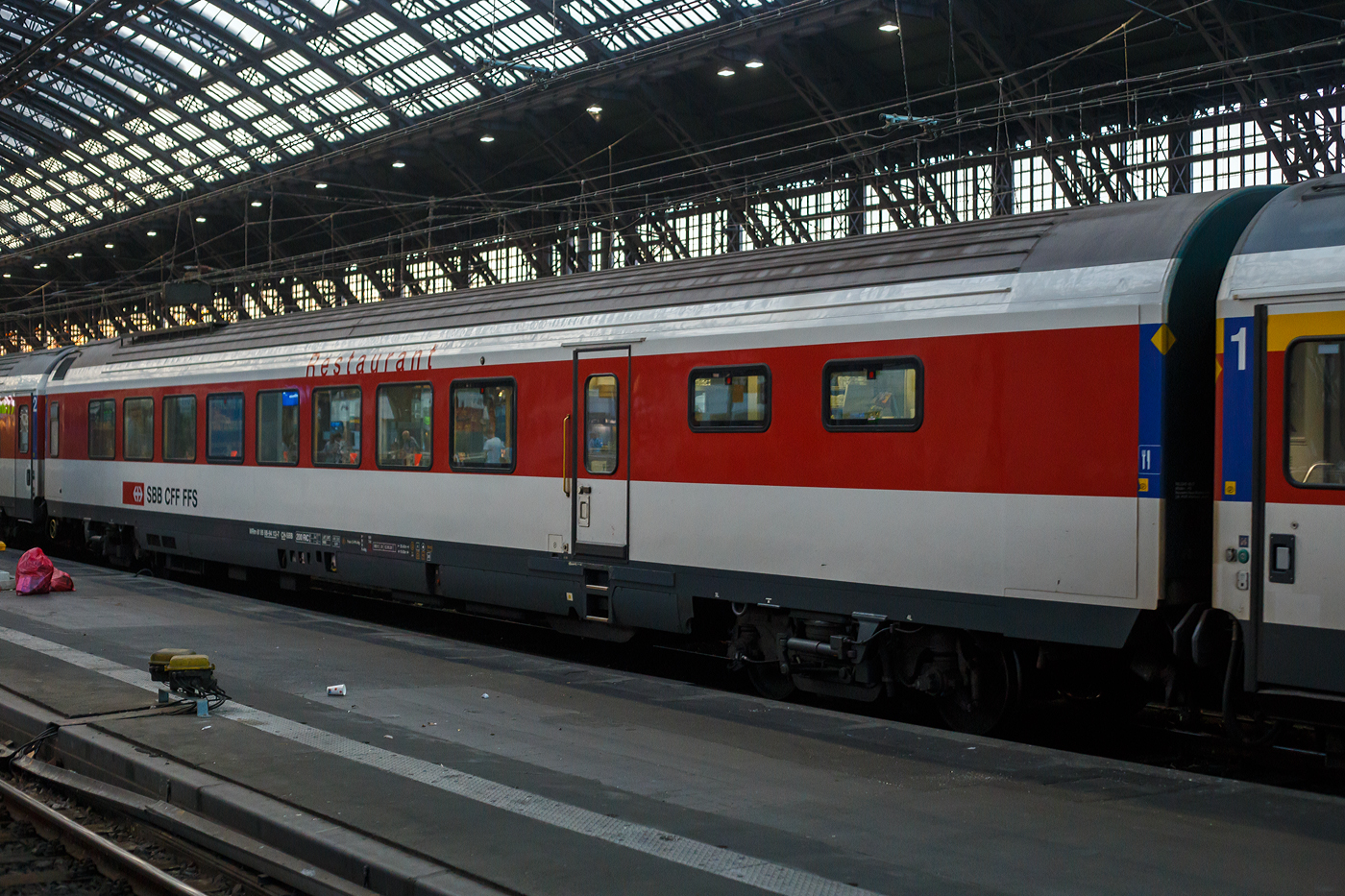 SBB Speisewagen/Restaurant WRm 61 85 88-94 113-7 CH-SBB (Umbau aus 88-75 113), eingereiht als Wagen Nr. 261 in den EC 6 (Interlaken Ost - Bern - Basel SBB - Köln Hbf - Dortmund Hbf), am 01 Juli 2025 im Hbf Köln. Dieser Speisewagen gehört zu den Einheitswagen IV, 2007 wurde er, wie alle EW IV Speisewagen, für Auslandseinsätze umgerüstet und zu 61 85 88-94 113-7 umgezeichnet. Der Wagen ist zugelassen für ein Höchstgeschwindigkeit von 200 km/h und RIC-fähig, zugelassen für CH (Lauffähig LBT/GBT/NBS) und D.

Um mehr Platz für Innenraum, Innenausstattung und die Küche zuhaben, besitzen die WRm Speisewagen keine Passagier-Einstiegstüren und keine Toilette, der Zugang ist nur über die Wagenübergänge möglich. Lediglich im vorderen Bereich der Küche, ist an den Längsseiten jeweils ein Beladetür vorhanden. 

TECHNISCHE DATEN:
Spurweite: 1.435 mm (Normalspur)
Länge über Puffer: 26.400 mm 
Drehzapfenabstand: 18.600 mm
Höchstgeschwindigkeit: 200 km/h
Eigengewicht: 48 t
Bremse: Frein O-PR+Mg (D)
Sitzplätze: 56 
Toilette: keine
Besonderheiten: Küche