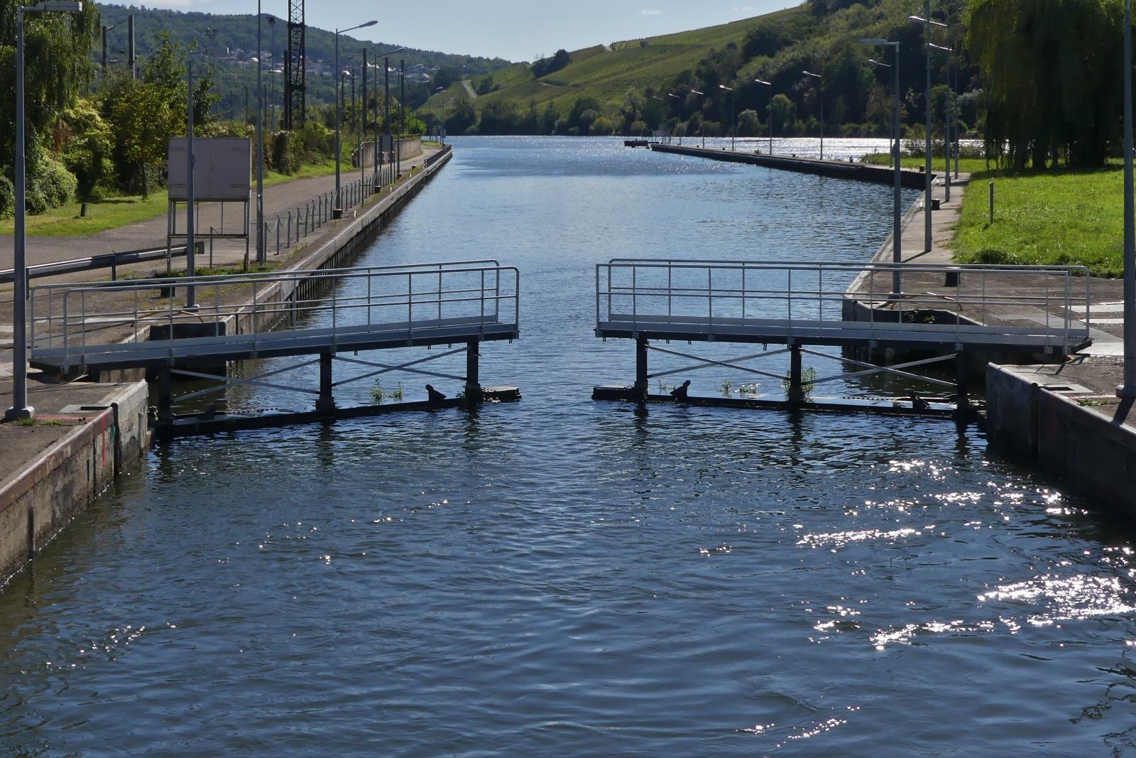 Schiffrundfahrt auf der Mosel, Schlie�vorgang der Schleusentore. 09.2023