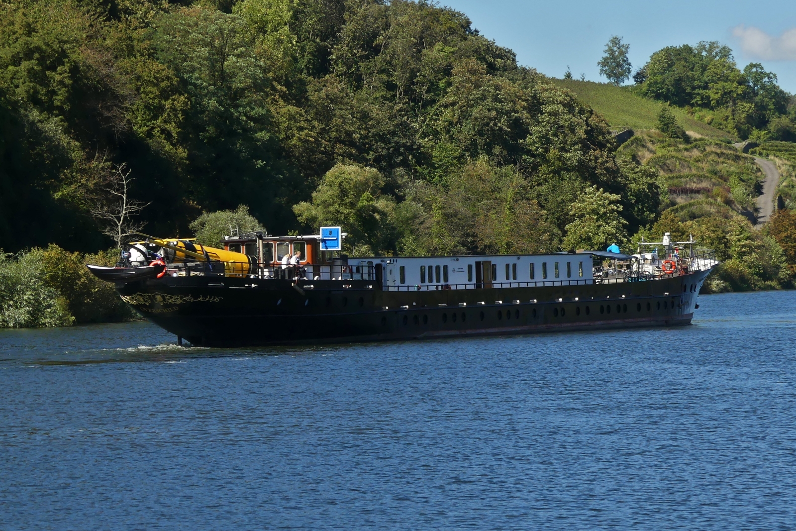 Schiffrundfahrt auf der Mosel, das vor uns fahrende Flusskreuzfahrtschiff MS Princesse Royal muss genau wie wir vor der Schleuse von Apach warten bis das sich darin befindliche Schiff die Schleusenkammer verlassen hat.. 09.2023
