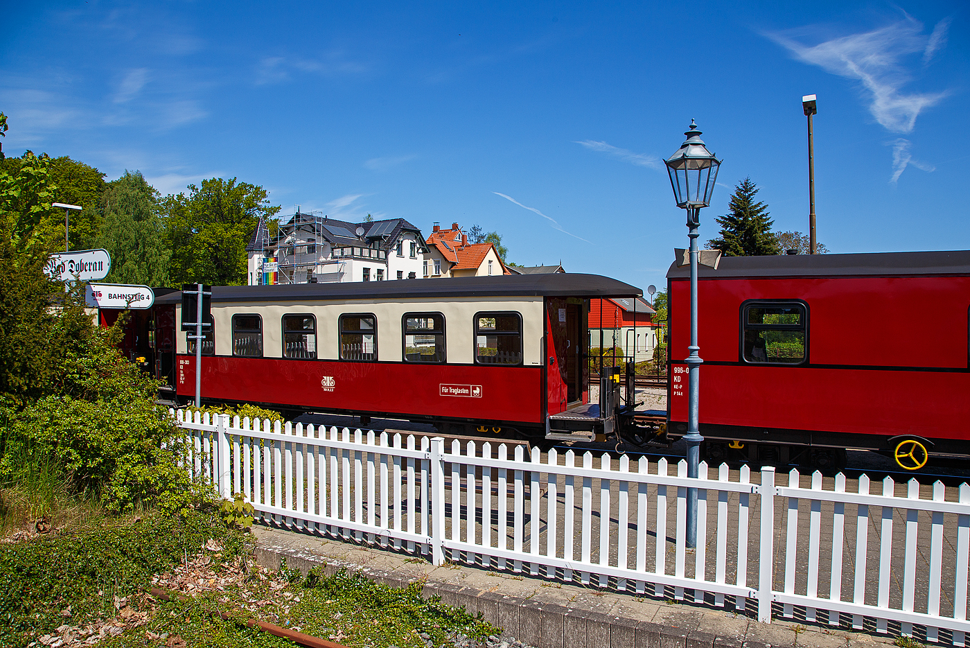 Schmalspuriger (900 mm) vierachsige 2.Klasse Personenwagen mit Traglastenabteil, offenen Plattformen und Holzdach, MBB 990-303 (ex DR 990-303), der Gattung KB4i, Mecklenburgische Bäderbahn Molli GmbH & Co. (Molli), hier am 15.05.2022 im Bahnhof Bad Doberan im Zugverband.

Der Wagen wurde 1925 von der Waggonfabrik Wismar für die Deutsche Reichsbahn Gesellschaft (DRG) gebaut und ist seitdem bei der Mecklenburgische Bäderbahn im Einsatz, bereits 1938 wurde er einseitig als Traglastenwagen (für Kinderwagen etc.) hergerichtet. Im Februar 1981 wurde er rekonstruiert. Im Fuhrpark des Molli befinden sich insgesamt 19 Personenwagen.

TECHNISCHE DATEN:
Spurweite: 900 mm
Anzahl der Achsen: 4
Länge über Puffer: 12.000 mm
Drehzapfenabstand: 6.500 mm
Eigengewicht: 15 t
Sitzplätze: 29 (in der 2. Klasse)
Bremse: KE-P