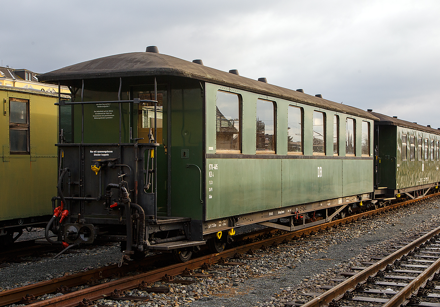 SDG Lößnitzgrundbahn: Der schöne vierachsige Schmalspurig modernisierter Altbau Personenwagen 970-405 mit offenen Plattformen und großen Fenstern, der Gattung KB4 (ex sächsischen Gattung 720), der Lößnitzgrundbahn (zur SDG - Sächsische Dampfeisenbahngesellschaft mbH), ex DR 970-405, am 07.12.2022 in Radebeul Ost.

Der Wagen wurde 1922 von Busch in Bautzen gebaut. Die Wagennummer waren vermutlich K.Sächs.Sts.E.B. (1922-1927) 618 K; DRG/DRB/DR (1927-1949); K 339; DR (1949-1951) 7.0339; DR/DB/BVO/SDG (1951bis heute) 970-405. Durch die großen Fenster bot sich ein guter Ausblick auf die Landschaft, wodurch diese Wagen bei den Fahrgästen sehr beliebt waren (sog.  Großfenstriger ). 

TECHNISCHE DATEN:
Gattung: sächsische 720 / KB4 (Altbau, modernisiert)
Hersteller: Busch Werk Bautzen (später Linke-Hofmann-Busch)
Baujahr: 1922
Spurweite: 750 mm
Achsanzahl: 4
Länge über Kupplung: 13.500 mm
Drehzapfenabstand: 8.100 mm
Achsabstand im Drehgestell: 1.300 mm
Eigengewicht: 11.300 kg
Höchstgeschwindigkeit.: 
Sitzplätze: 36 (3. Klasse / Holzbänke)
Besonderheiten: 1 Abort (offene Toilette)
Kupplungstyp: Scharfenbergkupplung
Bremse: Saugluftbremse
