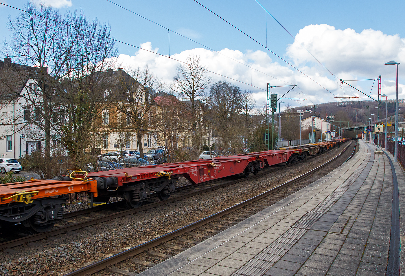 Sechsachsiger Gelenk-Containertragwageneinheit, fr den Transport von Grocontainern und Wechselbehltern, 31 80 4850 082-7 D-DB der Gattung Sggrs 716 der DB Cargo AG am 19.03.2021 leer im Zugverband bei der Durchfahrt im Bahnhof Kirchen (Sieg).

Bei diesem Wagen handelt es sich um einen ursprnglichen 104-Fu-Wagen der Bauart Sggmrs 715, welcher ursprnglich fr kontinentale Wechselbrckenverkehre beschafft wurde. Aufgrund Vernderung der Ladebehlterstruktur im Containerverkehr, wurden 96 dieser Wagen 2017, durch den rumnischen Gterwagenhersteller Astra Rail Industries (seit 2012 zu Greenbrier), in diese Wagen der Bauart Sggrs 716 umgebaut. Der Umbau umfasste hauptschlich die Krzung des Wagens von 104 auf 80 Fu, die Erhhung der Aufstandshhe, die Umkonstruktion der seitlichen Absttzung im Bereich der Gelenke sowie den Bremsumbau von Grauguss- (GG) auf innovative lrmarme Kunststoff-Bremssohlen (Cosid 810).

TECHNISCHE DATEN:
Spurweite: 1.435 mm
Lnge ber Puffer: 26.780 mm
Drehzapfenabstand: 2 x 10.620
Achsabstand in den Drehgestellen: 1.800 mm
Ladelnge: 2 x 12.250 mm
Hhe der Ladeebene ber S.O.: 1.170 mm
Eigengewicht: 28.200 kg
Max. Zuladung bei Lastgrenze S: 104 t (ab Streckenklasse D) 
Max. Geschwindigkeit: 100 km/h (beladen) / 120 km/h (leer)
Kleinster befahrbarer Gleisbogen: R 75 m 
Bremse: 2 x KE-GP-A (K)
Bremssohle: Cosid 810
Feststellbremse: Nein
Verwendungsfhigkeit: RIV