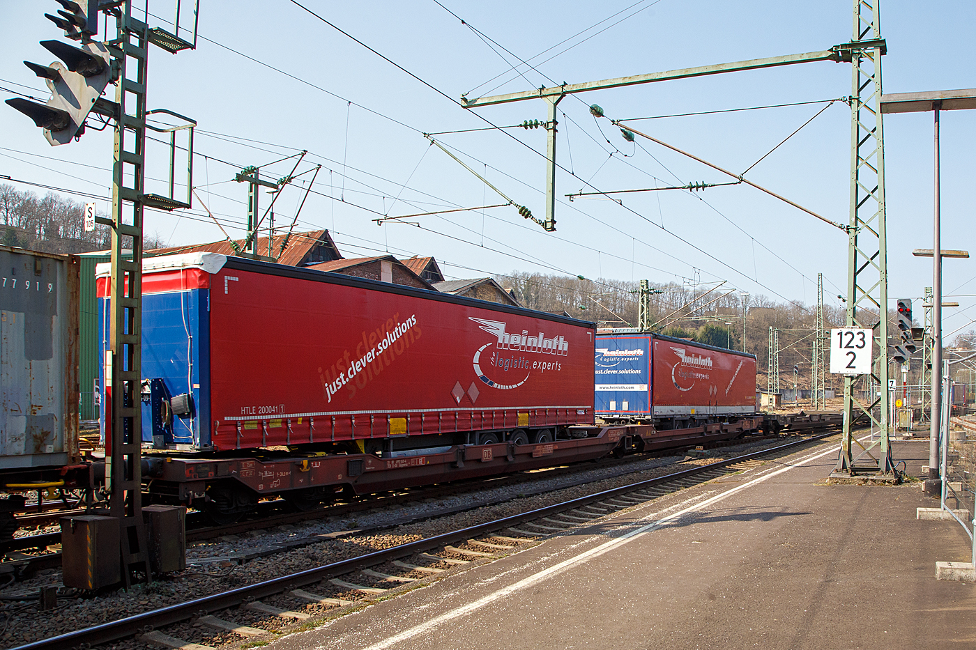 Sechsachsiger Gelenk-Taschenwagen (Doppeltaschenwagen in Gelenkbauart vom Typ T3000e), 31 80 4992 840-4 D-DB der Gattung Sdggmrs 738, der DB Cargo AG, beladen mit Sattelanhängern, am 25.03.2022 im Zugverband bei einer Zugdurchfahrt im Bf Betzdorf/Sieg.

Diese Wagen vom Typ T3000e wurde von Tatravagónka a.s. in Poprad (Slowakei) ab 2015 gebaut, die Entwicklung und auch Lizenzgeber ist die Ferriere Cattaneo SA in Giubiasco (Schweiz). Die Fabrikschilder kann man links am Wagenende erkennen. Baugleiche Wagen sind auch bei Kombiverkehr, Cemat, der CFL und Wascosa im Einsatz, die jeweils die Gattungskennzahl 4956 haben. Mögliche Ladeeinheiten sind zwei kranmanipulierbare Sattelauflieger oder alternativ bis zu vier Wechselbrücken und/oder Container. Dafür besitzt der Wagen einen dreifach verstellbaren Stützbock sowie für die Ladungseinheiten feste und klappbare Aufsetzzapfen auf den Langträgern. Das maximale Zuladegewicht beträgt für Sattelauflieger 2 × 40 t; die Basishöhe liegt bei 270 mm über SO.

Zwischen 2015 und 2018 beschafft DB Cargo weitere 500 dieser Wagen vom Typ T3000e, die jedoch nicht ss-fähig sind und als Sdggmrs 738.1 bezeichnet werden (anstelle der Sdggmrss 738). Durch technische Änderungen wird der Verschleiß an Radsätzen und Bremssohlen im Vergleich zum Vorgängermodell reduziert.

TECHNISCHE DATEN:
Spurweite: 1.435 mm
Eigengewicht: 34.500 kg
Länge über Puffer: 34.200 mm
Drehzapfenabstand: 2 x 14.200 mm
Achsabstand in den Drehgestellen: 1.800 mm
Laufraddurchmesser: 920 mm (neu) / 860 mm (abgenutzt)
Ladelänge: 2 × 16.100 mm
Max. Radsatzlast (S): 20 t
Max. Ladegewicht bei Streckenklasse D : 100 t
Max. Geschwindigkeit: 100 km/h (beladen) / 120 km/h (leer)
Bremse: 2 x DK-GP-A
Bremssohle: Jurid 816M (K-Sohle)
Kleinster  befahrbarer Kurvenradius: R 75 m (R 150 m im Zugverband)
Intern. Verwendungsfähigkeit: TEN – GE