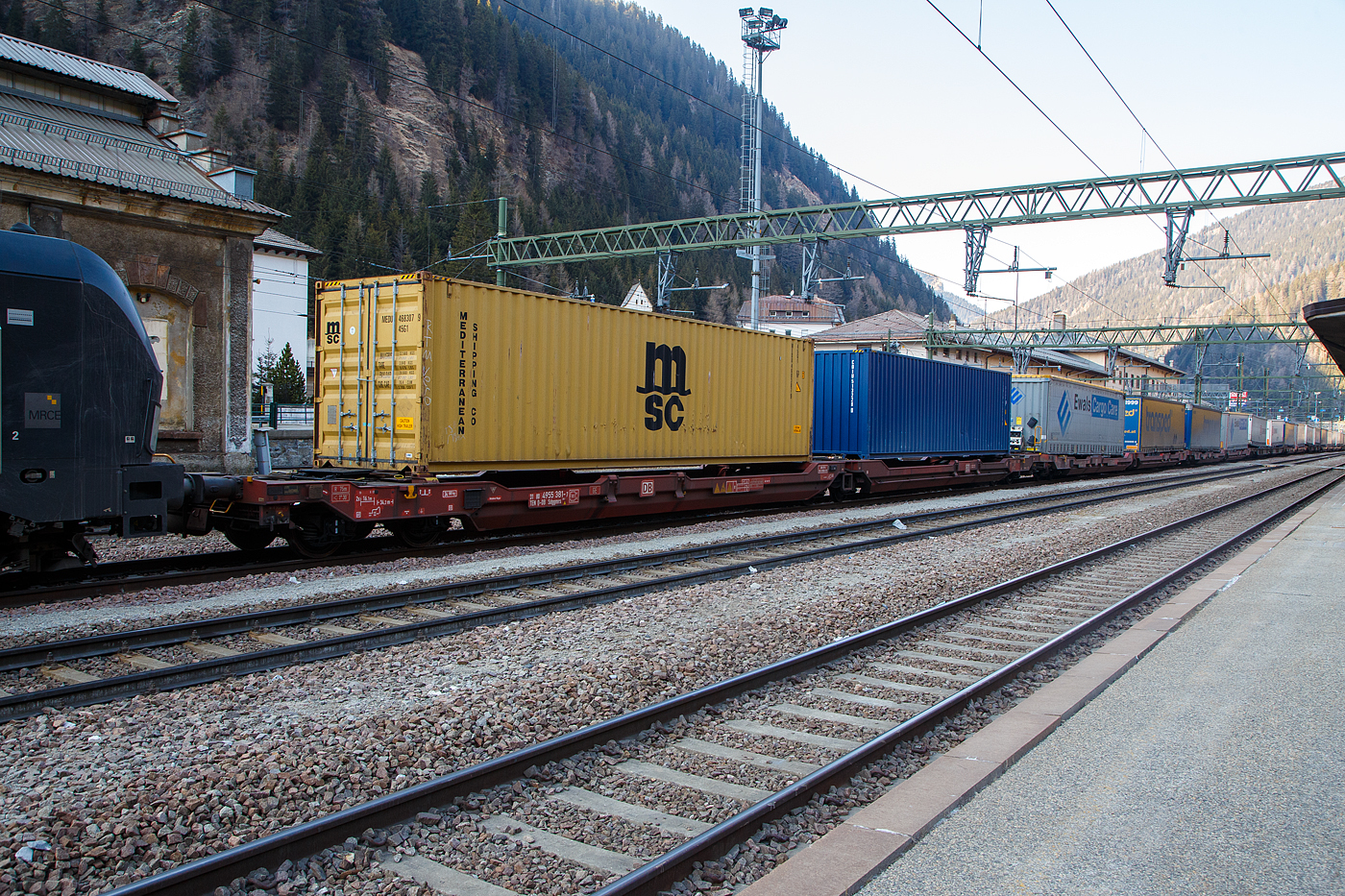 Sechsachsiger Gelenk-Taschenwagen (Doppeltaschenwagen in Gelenkbauart vom Typ T3000e), 31 80 4955 381-7 D-DB der Gattung Sdggmrs 738.1, der DB Cargo AG, beladen mit zwei Containern, am 27 März 2022 im Zugverband im Bahnhof Brenner (Stazione di Brennero).