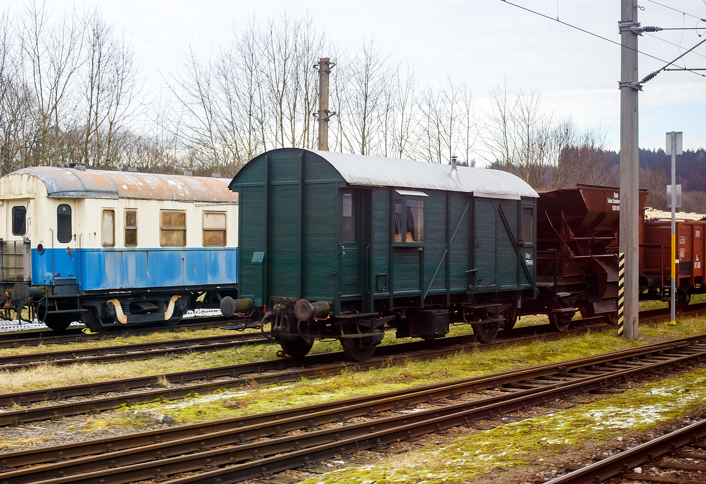 Sieht fast aus wie ein SBB Gterzugbegleitwagen „Sputnik“, ist aber der ehemaliger zweiachsiger Gterzugbegleitwagen (Gepcks- und Postwagen) Dgo 75966 der OEGEG - sterreichische Gesellschaft fr Eisenbahngeschichte GmbH, er ist am 14 Januar 2025 beim Bahnhof Timelkam abgestellt. Bild leider nur aus einem Zug, htten wir gewusst was hier alles herumsteht, dann htten wir einen Stopp eingelegt.

Der Wagen wurde 1921 von der Badische Waggonfabrik Rastatt AG gebaut und als DR 119906 Deutsche Reichsbahn geliefert. Nach dem 2. Weltkrieg blieb der Wagen in sterreich, bevor er GEG war er lange bei der Graz-Kflacher Eisenbahn- und Bergbaugesellschaft als GKB Dgo 123 im Einsatz.