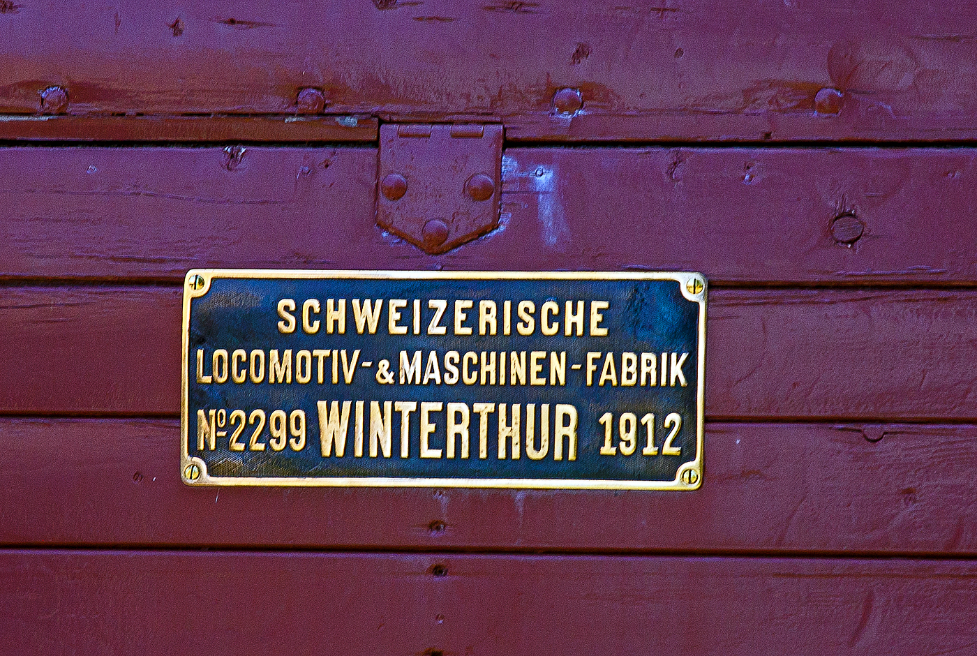 SLM Fabrikschild die Selbstfahrende Dampfschneeschleuder R 1052 (ex Berninabahn) BB R 1052, ex RhB R 14, ex RhB Xrot d 9214), der Museumsbahn Blonay-Chamby, hier am 27.05.2023 auf dem Museums-Areal der (BC) in Chaulin.