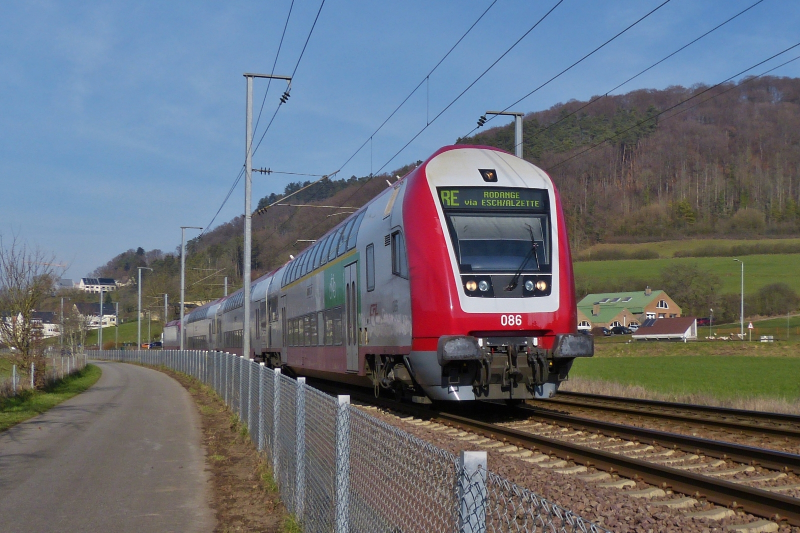 Steuerwagen voraus fährt der Zug aus Kautenbach in Richtung Rodange über luxemburg nahe Lintgen an mir vorbei. Geschoben wurde der Zug von der Lok 4005.  02.2023

