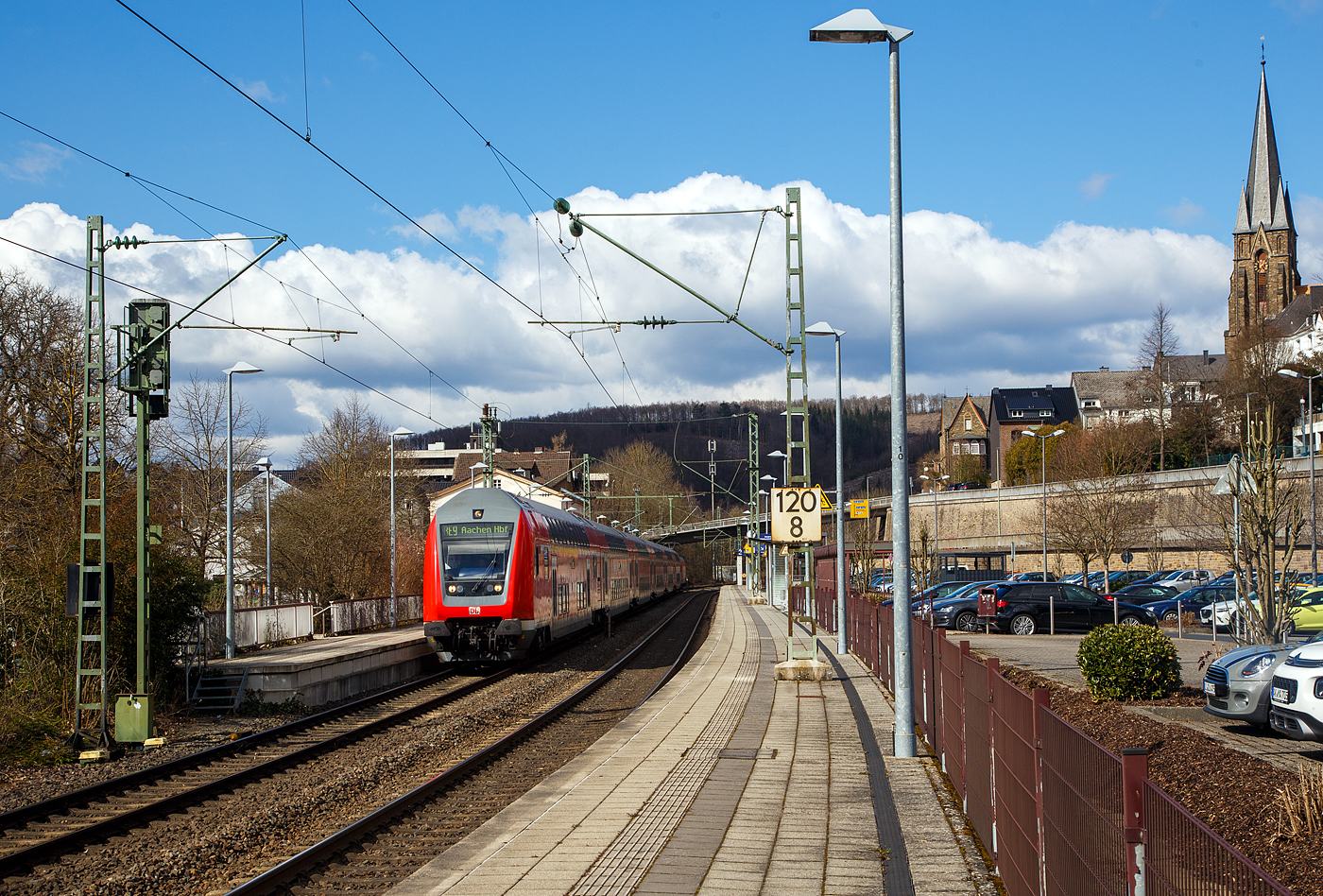 Steuerwagen voraus ist der RE 9 rsx - Rhein-Sieg-Express (Siegen – Köln – Aachen) am 19.03.2021 in den Bahnhof Kirchen (Sieg) eingefahren.