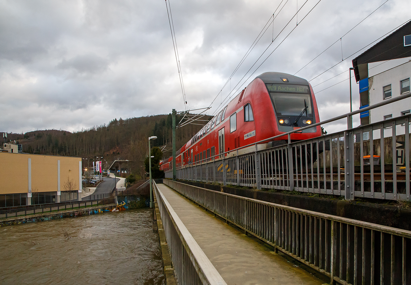 Steuerwagen voraus berquert der RE 9 rsx - Rhein-Sieg-Express (Siegen– Kln - Aachen) am 15.01.2023, die Siegbrcke und erreicht den Bahnhof Betzdorf (Sieg), Schublok war die 146 004-7 (91 80 6146 004-7 D-DB).

Links sieht man die Sieg die z. Z. mchtigen Wassermassen fhrt, die Hochwassermeldemarke ist schon seit Tagen hier erreicht.
