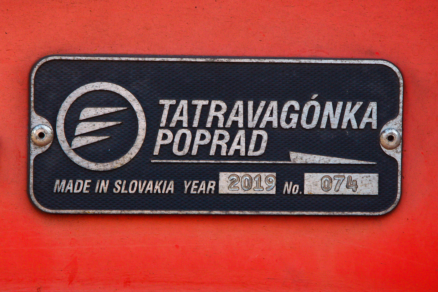 Tatravagónka a.s. Poprad Fabrikschild von dem Drehgestell-Flachwagen, 31 80 4852 933-9 D-DB, der Gattung Samms 489.1, der DB Cargo, am 21.02.2013 in Herdorf.