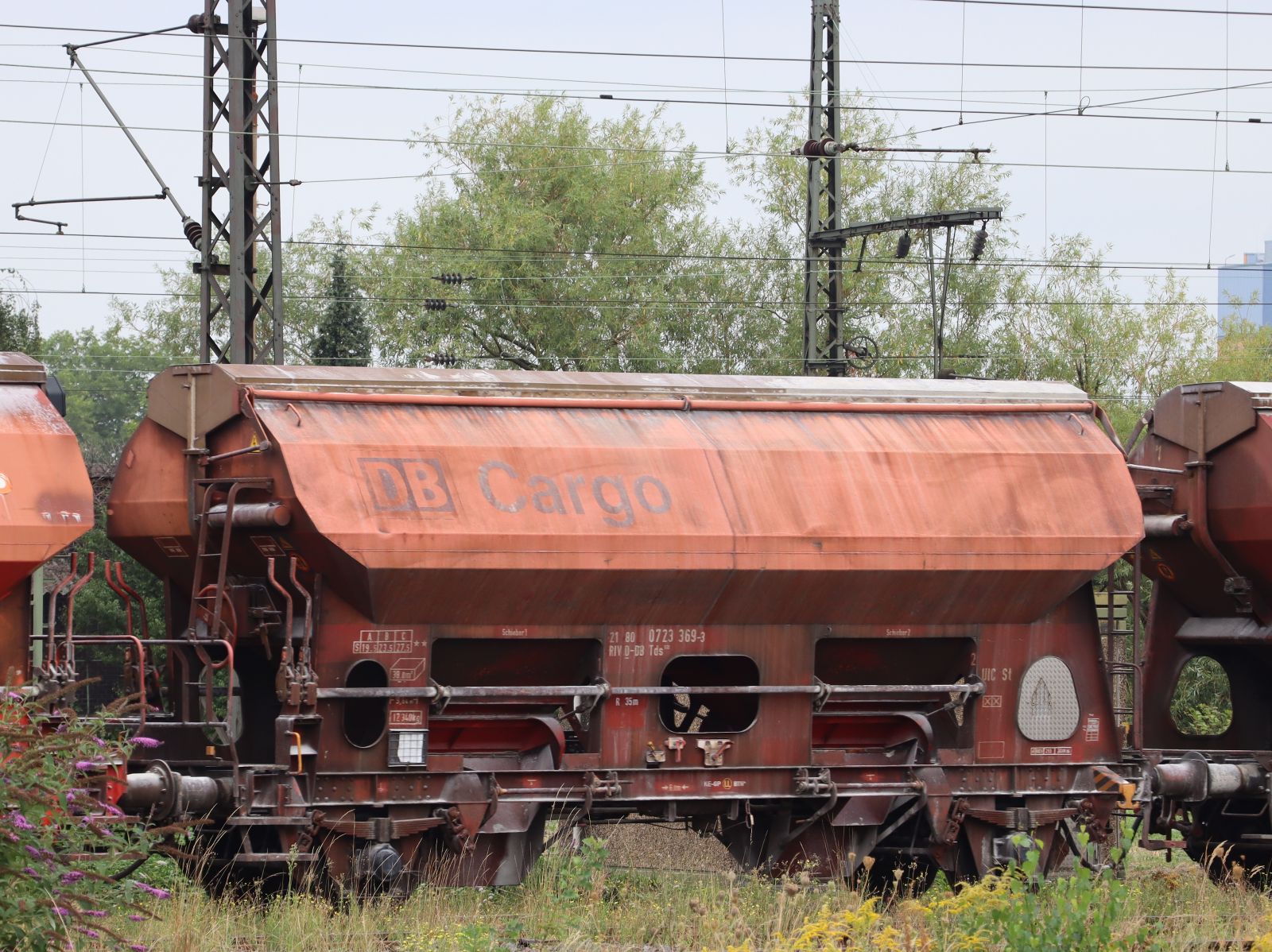 Tds 930 DB Cargo Zweiachsiger Schttgutwagen mit Schwenkdach und dosierbarer Schwerkraftentladung mit nummer 21 RIV 80 D-DB 0723 369-3 Gterbahnhof Oberhausen West Deutschland 18-08-2022.

Tds 930 twee-assige zelflosser met zwenkdag van DB Cargo met nummer 21 RIV 80 D-DB 0723 369-3 goederenstation Oberhausen West Duitsland 18-08-2022.