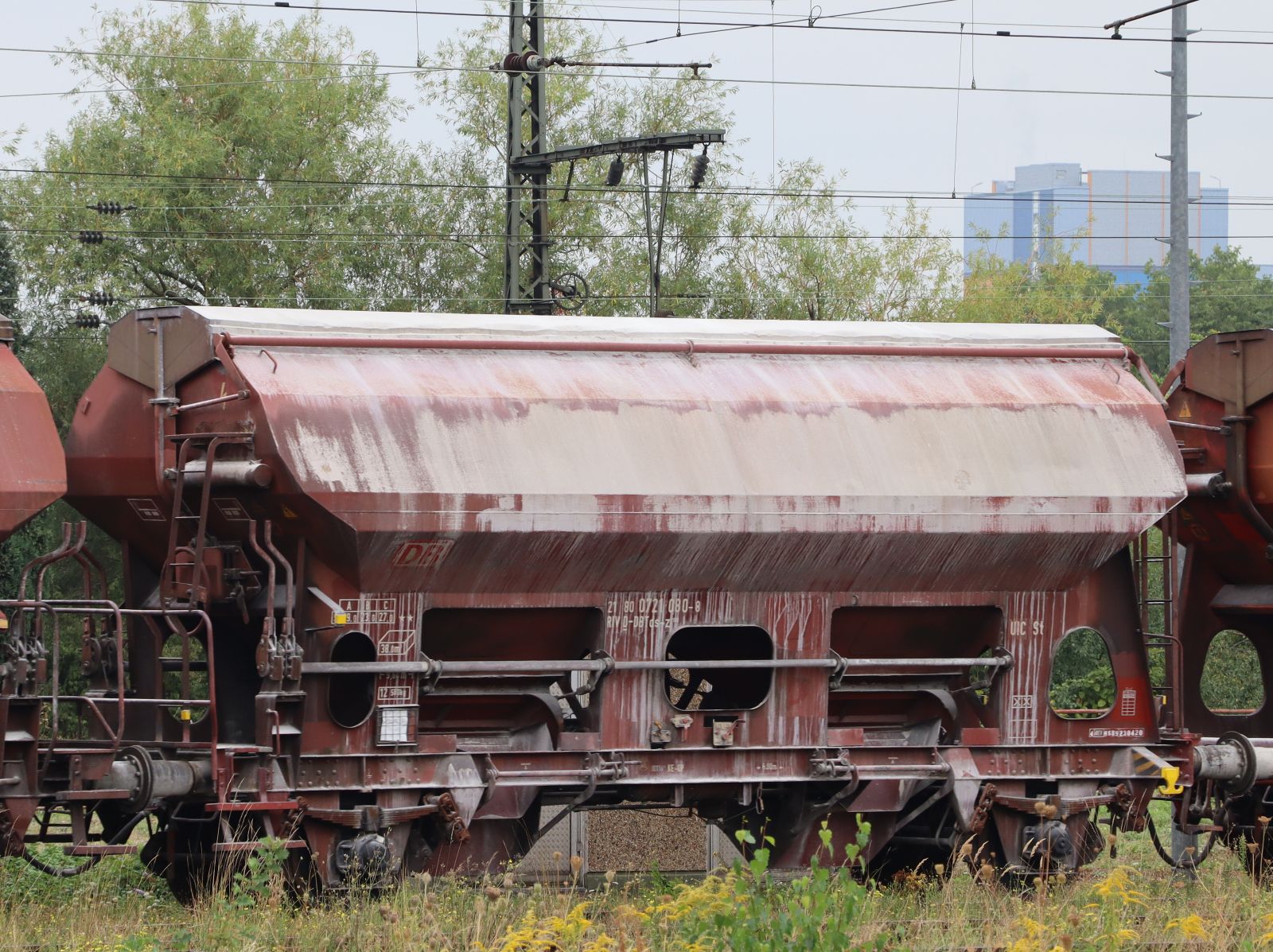 Tds-z DB Cargo Zweiachsiger Schttgutwagen mit Schwenkdach und dosierbarer Schwerkraftentladung mit nummer 21 RIV 80 D-DB 0721 080-8 Gterbahnhof Oberhausen West 18-08-2022.

Tds-z twee-assige zelflosser met zwenkdag van DB Cargo met nummer 21 RIV 80 D-DB 0721 080-8 goederenstation Oberhausen West 18-08-2022.