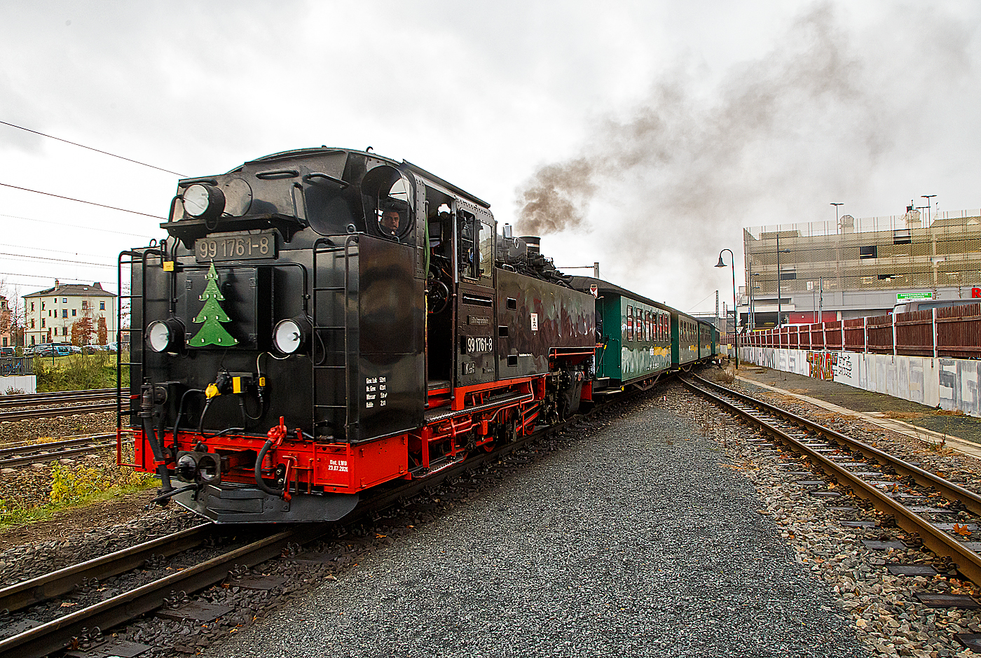 Tender voraus, erreicht die schsische VII K (Altbau) 99 1761-8 am 07.12.2022 mit dem Lnitzdackel (Lnitzgrundbahn) wieder Radebeul Ost. 

Die 750 mm-schmalspurige Dampflok der Altbau-Baureihe 99.73-76 wurde 1933 von der BMAG - Berliner Maschinenbau-Actien-Gesellschaft vormals L. Schwartzkopff in Berlin unter der Fabriknummer 10152 gebaut und als 99 761 an die DRG - Deutsche Reichsbahn-Gesellschaft geliefert.

Weitere Lebenslauf und Nummerierungen:
1933 bis 1970 - DRG / DRB / DR 99 761 
1970-1992 - DR 99 1761-8 
1992-1994 - DR 099 734-6 
1994-2004 - DB 099 734-6 
2004-2007 - BVO 99 1761-8 (Busverkehr Ober- und Westerzgebirge Bahn GmbH)
seit 2007- SDG 99 1761-8 (Schsische Dampfeisenbahn Gesellschaft mbH)
Im Jahr 1964 bekam sie im Raw Cottbus einen Neubaukessel (Baujahr 1964, Fabriknummer 15).

Die 5-fach-gekuppelten Lokomotiven der Baureihe 99.73–76 waren Einheitslokomotiven der Gattung K 57.9  der Deutschen Reichsbahn fr die schsischen Schmalspurbahnen. Zusammen mit der Nachfolgebauart Baureihe 99.77–79 stellen die Lokomotiven die strksten Schmalspurlokomotiven fr 750 mm-Spurweite in Deutschland dar.

Obwohl mit der fnffach gekuppelten Baureihe 99.67–71 schon eine recht leistungsfhige Lokomotive fr den Betrieb auf den Gebirgsstrecken im Erzgebirge vorhanden war, bestand auch weiterhin Bedarf an einer besonders leistungsstarken Bauart. So gelang es der neu gegrndeten Reichsbahndirektion Dresden, die Beschaffung einer Einheitslokomotive fr 750 mm-Spur durchzusetzen. Das Vereinheitlichungsbro der Deutschen Lokomotiv-Vereinigung in Berlin-Tegel erarbeitete den Entwurf fr die Konstruktion.

Die erste Serie von 13 Lokomotiven fertigte die Schsische Maschinenfabrik vormals Richard Hartmann in Chemnitz. Laut Liefervereinbarung sollte die Schsische Maschinenfabrik noch weitere Loks liefern, durch den Konkurs und die Liquidation des Unternehmens 1930 ging dieser Auftrag an die Berliner Maschinenbau AG vormals Schwartzkopff (BMAG) ber. 1928 wurden sieben und 1933 noch weitere zwlf Lokomotiven von der BMAG geliefert. Die damals hochmodernen Lokomotiven entsprachen in ihrer Konstruktion den regelspurigen Einheitslokomotiven. Die Lokomotiven erfllten die Erwartungen. Mit Vorspann war es nun mglich, auch berlange Schmalspurzge mit bis zu 56 Achsen bergwrts zu befrdern.

1945 mussten zehn Lokomotiven als Reparationsleistung an die Sowjetunion abgegeben werden. Zudem erhielten die Loks dort auch einige, bauliche nderungen. Die hintere Laufachse wurde entfernt, und sie wurden alle auf lfeuerung umgebaut und mit Schlepptendern ausgerstet. Zwischen 1975 und 1979 wurden alle Maschinen der UdSSR ausgemustert. Es waren die Loks 733, 736, 737, 744, 748, 751, 752, 753, 755 und 756. Demgegenber stand eine enorme Zunahme der Verkehrsleistung auf den Schmalspurbahnen im Erzgebirge durch den neu aufgenommenen Uran-Bergbau der SDAG Wismut. Um dem daraus resultierenden Lokomotivmangel abzuhelfen, entstand ab 1952 eine hnliche Nachfolgebauart beim VEB Lokomotivbau Karl Marx in Babelsberg als Baureihe 99.77–79.

Ende der 1960er Jahre mussten wegen Schden an den Kesseln die ersten Lokomotiven ausgemustert werden. Zehn Lokomotiven erhielten neue, geschweite Kessel und wurden auch weiterhin auf ihren Stammstrecken eingesetzt. Die 99 1760 wurde 1992 auf lhauptfeuerung umgebaut.

Technische Merkmale:
Die fnffach gekuppelten Lokomotiven haben einen Barrenrahmen und verfgen ber in Bisselgestellen gelagerte Laufachsen. Als Treibachse dient die fest gelagerte dritte Achse, welche anfangs geschwchte Spurkrnze aufwies. Nach 1945 wurden die Spurkrnze dann vllig entfernt, um die Bogenlufigkeit weiter zu verbessern. Die zweite und die fnfte Kuppelachse waren seitenverschiebbar. Der feste Achsstand betrug anfangs 3.000 Millimeter, wurde dann aber spter auf 4.000 Millimeter verlngert. Wie fr alle Einheitslokomotiven typisch, wurden die Lokomotiven 99 731 bis 99 750 mit Kolbenspeisepumpe und einen quer ber der Rauchkammer eingebauten Knorr-Oberflchenvorwrmer geliefert. Die 99 751 bis 99 762 wurden dagegen mit Abdampfinjektor Bauart Friedmann geliefert, spter jedoch ebenfalls auf Knorr-Vorwrmer umgebaut. Die zweite Kesselspeisevorrichtung ist eine saugende Dampfstrahlpumpe. Der Langkessel bestand aus zwei Schssen.

Wegen der damals noch teilweise gebruchlichen Heberleinbremse erhielten die Lokomotiven ab Werk auch die dafr erforderliche Ausrstung mit Rollenfhrungen und Haspel. Die Lokomotive selbst bekam eine Knorr-Druckluftbremse, welche ber die Saugluftbremse fr den Wagenzug angesteuert wird. Als die ersten Lokomotiven 1928 ausgeliefert wurden, war schon geplant, die veraltete Trichterkupplung durch die Scharfenbergkupplung abzulsen. So erhielten die ersten Lokomotiven zunchst Trichterkupplungen. Diese wurden spter problemlos gegen die neuen Kupplungen getauscht.

TECHNISCHE DATEN:
Bauart:  1’E1’ h2t
Gattung:  K 57.9
Spurweite:  750 mm
Lnge ber Kupplung:  10.540 mm
Hhe:  3.570 mm
Fester Radstand:  4.000 mm
Gesamtradstand:  7.600 mm
Kleinster befahrbarer Radius:  50m
Leergewicht:  44,3 t
Dienstgewicht:  56,7 t
Reibungsmasse:  46,1 t
Hchstgeschwindigkeit:  30 km/h
Indizierte Leistung:  600 PSi, 441 kW
Anfahrzugkraft:  83,35 kN
Steuerungsart:  Heusinger
Zylinderanzahl:  2
Kesselberdruck:  14 bar
Wasservorrat:  5,80 m
Brennstoffvorrat:  2,5 t Kohle
Lokbremse:  Knorr-Druckluftbremse, ursprnglich saugluftgesteuert, mit Zusatzbremse
Zugbremse:  Krting-Saugluftbremse, anfangs Heberleinbremse, heute Knorr-Druckluftbremse
Zugheizung:  Dampf
Kupplungstyp:  Scharfenbergkupplung
