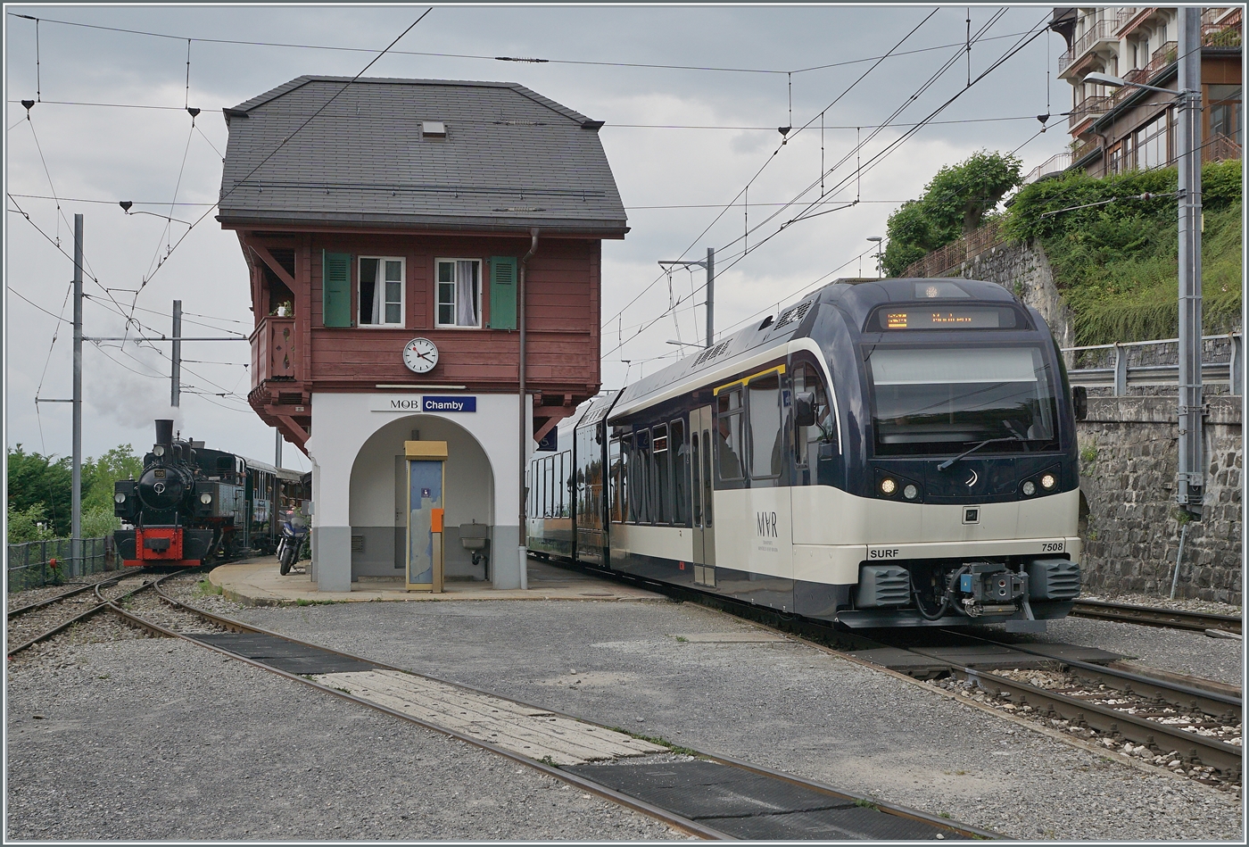 Toller Anschluss: der im Hintergrund von Blonay in Chamby angekommene Dampfzug vermittelt in Chamby  einen unmittelbaren Anschuss an den CEV MVR ABeh 2/6 7508 als R34 nach Montreux.

15. Juni 2025 