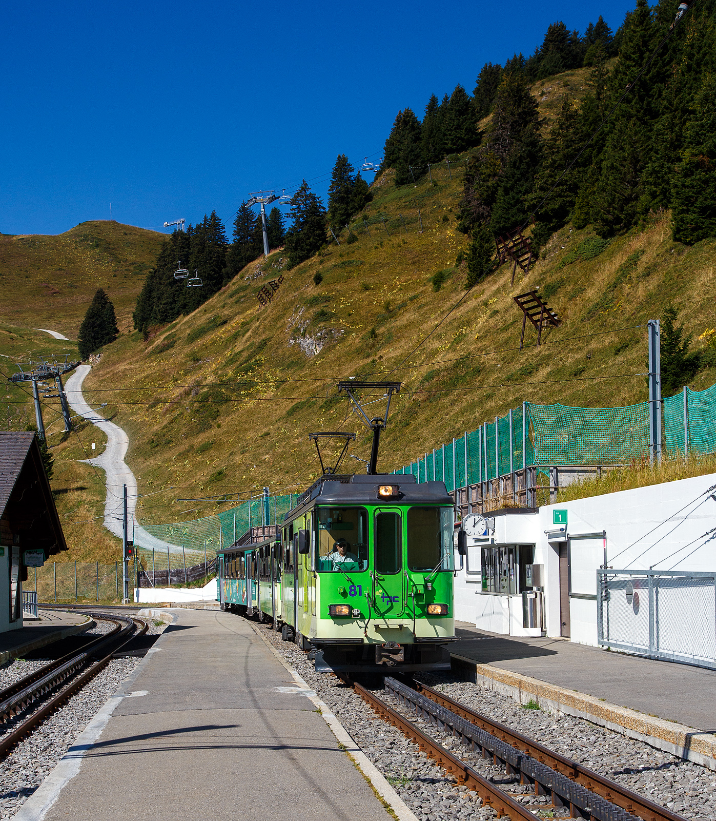 TPC 125 Jahre BVB! (Les TPC célèbrent les 125 ans du BVB!):
Der tpc BVB BDeh 4/4 – 81 „Gryon“ ein elektrischer Personentriebwagen mit Gepäckabteil für den gemischtem Adhäsions- und Zahnradbetrieb der Bex–Villars–Bretaye-Bahn, erreicht mit dem Pendelzug am 10 September 2023 den Bergbahnhof Col-de-Bretaye (1.808 m ü. M.). Hinter den Triebwagen sind die beiden Steuerwagen tpc BVB Bt 61(ex BVB B 53) und der Steuerwagen tpc BVB Bt 63.
