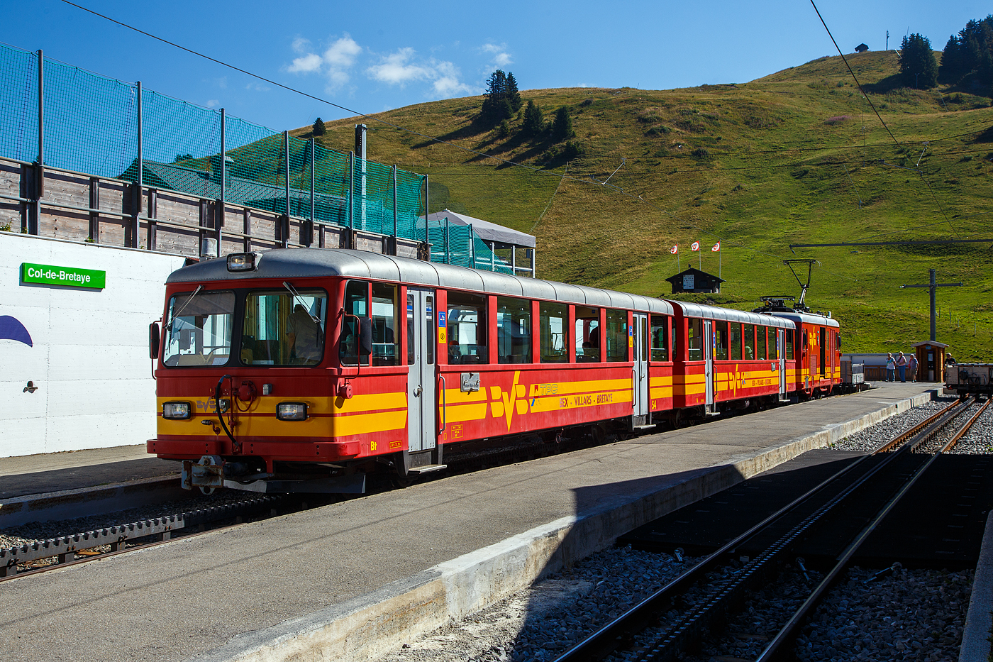 TPC 125 Jahre BVB! (Les TPC célèbrent les 125 ans du BVB!):
Der historische BVB (Bex–Villars–Bretaye-Bahn) Personenzug, bestehend aus dem Steuerwagen tpc BVB Bt 54, dem Personenwagen tpc BVB B 51 und der BVB HGe 4/4 32 „Villars“, am 10 September 2023 im Bergbahnhof Col-de-Bretaye (1.808 m ü. M.).

Hier die Strecke der BVB führt hinauf zum Col-de-Bretaye auf 1.808 m ü. M. und ist so der höchste Bahnhof der tpc, mit einer maximalen Neigung von 200 ‰ ist die BVB aber nicht die steilste Strecke, das ist die AL- Aigle-Leysin-Bahn mit 230 ‰ Steigung.