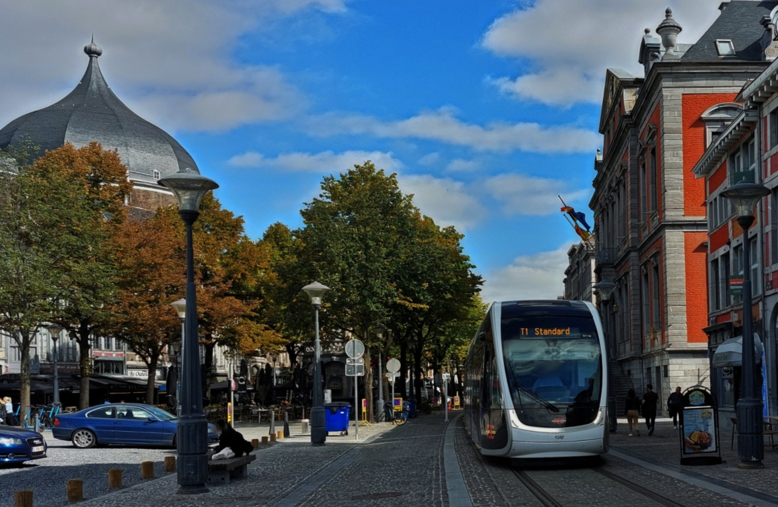 Tram CAF URBOS 5110, n�hert sich der Haltestelle Place Saint Lambert in L�ttich. 18.09.2025 (Handyfoto Jeanny)