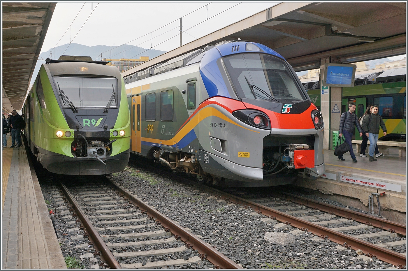 Und noch ein FS Trenitalia ETR 104, hier der ETR 104 242; daneben und Grund für das Bild ein Minuetto ME Ale 501 in der neuen Regionalzugfarbgebung.  

05. März 2025
