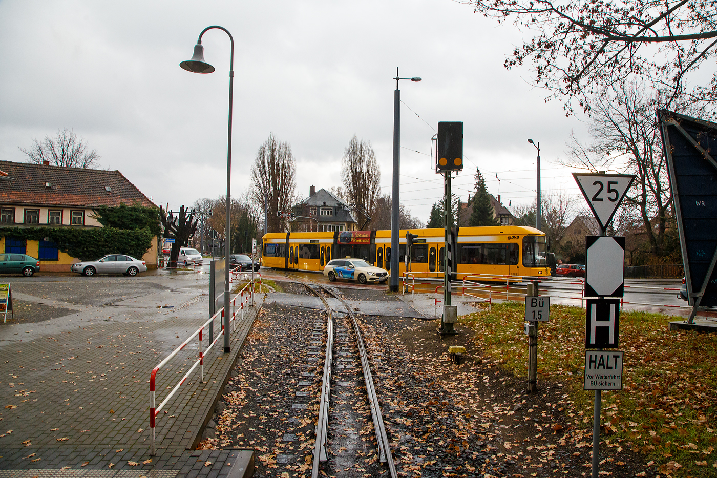 Unterwegs mit der Lößnitzgrundbahn der SDG - Sächsische Dampfeisenbahngesellschaft mbH, unser Zug hat am 07.12.2022 den Haltepunkt Weißes Roß erreicht und die Sicherungstechnik hat den kurz davor liegenden  Bü 1,5 - Meißner Straße freigegeben und der Verkehr kann weiter fahren, auch der NGT 6 DD Zweirichtungs-Niederflur-Gelenktriebwagen DVB 2582 als Dresdner Straßenbahnlinie 4.