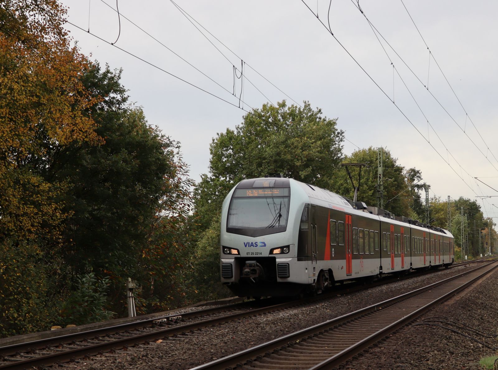 VIAS Triebzug ET 25 2214 bei Bahnbergang Grenzweg Hamminkeln 03-11-2022.

VIAS treinstel ET 25 2214 bij overweg Grenzweg Hamminkeln 03-11-2022.