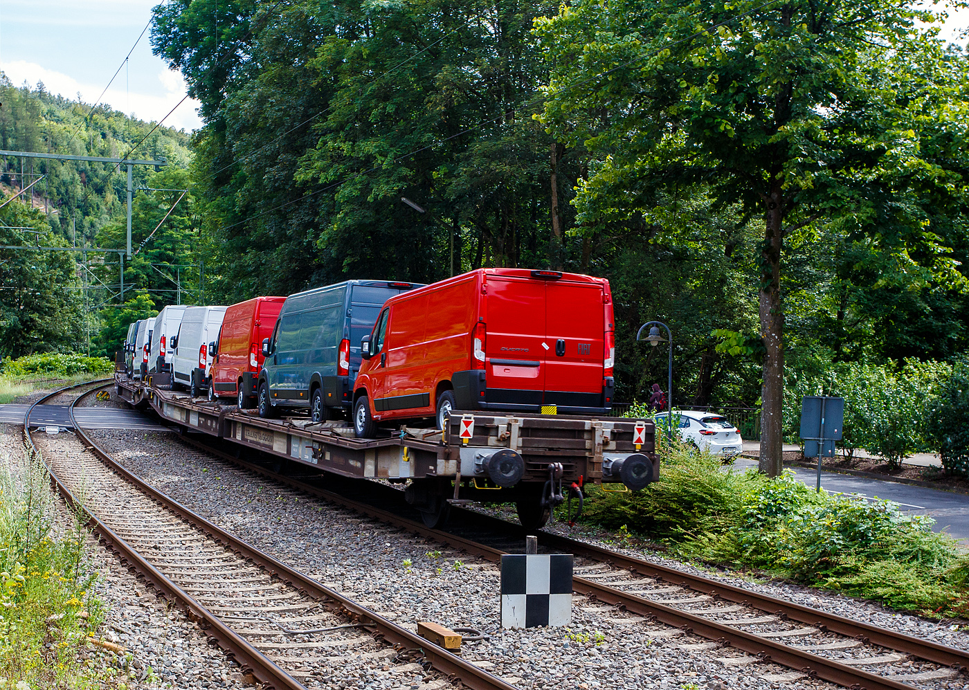 Vierachsige (2 x 2 achsige) Flachwageneinheiten mit abgesenktem Fußboden und Radvorlegern der GAAL S.p.a. (Moncalieri/Italien), der Gattung Laaps, 23 83 4308 206-7 I-GAAL, beladen mit 4 Nutzfahrzeuge (FIAT - Kastenwagen), 14 Juli 2024 im Zugverband bei einer Zugdurchfahrt im Bahnhof Kirchen (Sieg).