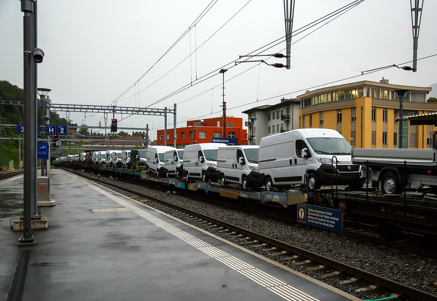 Vierachsige (2 x 2-achsiger) lange Flachwageneinheit mit abgesenktem Fußboden und Radvorlegern der TRANSWAGGON GmbH, der Gattung Laadkks (TWA 850 RV), 27 80 4348 218-3 D-TWA, beladen mit 5 FIAT Nutzfahrzeuge), am 02 August 2019 im Zugverband bei einer Zugdurchfahrt im Bahnhof Bellinzona.

TECHNISCHE DATEN:
Gattung: Laadkks (TWA 850 RV)
Spurweite: 1.435 mm
Anzahl der Achsen: 4 (2 x 2)
Länge über Puffer: 30.980 mm
Ladelänge: 29.740 mm 
Ladebreite: 3.100 mm 
Fußbodenhöhe über SOK: 850 / 1.000 mm
Höchstgeschwindigkeit: 100 km/h (beladen) / 120 km/h (leer)
Eigengewicht: 29.200 kg
Nutzlast: 42,8 t ab Streckenklasse B
Achsabstände: 9.000 mm / 6.480 mm / 9.000 mm 
Kleinster befahrb. Gleisbogenhalbmesser: 75 m
Bremse: 2x KE-GP-A (LL)
Intern. Verwendungsfähigkeit: RIV
