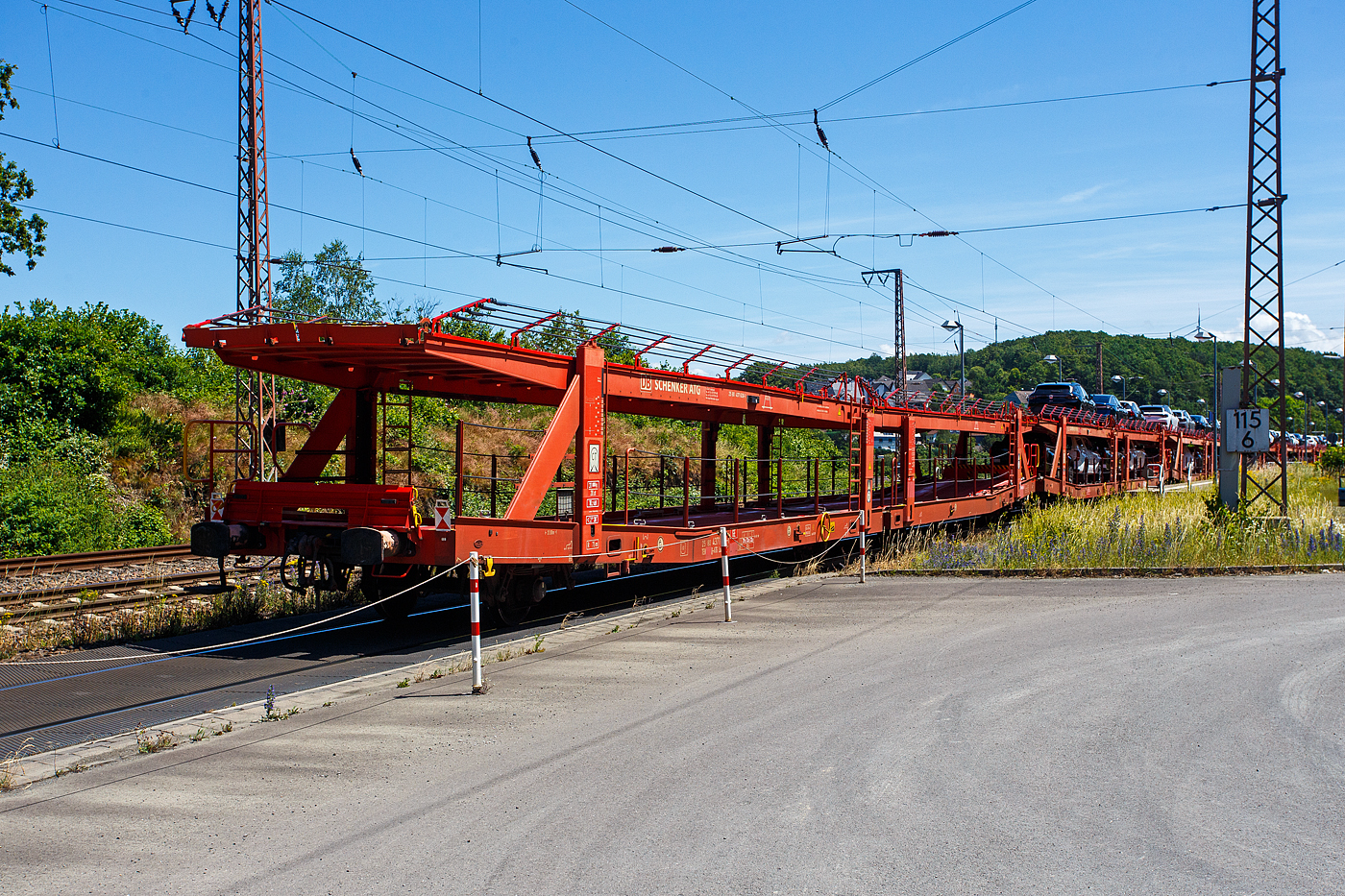 Vierachsiger (2 x zweiachsiger) Doppelstock-Autotransportwagen, 25 80 4371 630-1 D-ATG, der Gattung Laaers 560.1 (BA 5.854) der DB Cargo Logistics GmbH (ex DB Schenker ATG), am 28 Juni 2024 im Zugverband bei der Zugdurchfahrt in Rudersdorf (Kreis Siegen).

Der Wagen wurde 2012 von der damaligen DB Waggonbau Niesky GmbH gebaut.

Diese Waggons haben zwei Ladeebenen und sind fr den europaweiten Transport geeignet. Sie werden fr den internationalen Transport von PKWs, SUVs und Vans eingesetzt und bieten maximale Flexibilitt durch eine stufenlos verstellbare obere Ladeebene. Aufgrund der hohen Lastgrenze (bis 34 t) ist der Transport von besonders schweren Fahrzeugen der genannten Typen mglich.

Damit sowohl ein typenreiner Transport als auch eine Mischverladung in den unterschiedlichen Lademaen mglich ist, kann die obere Ladeebene hinsichtlich der Transportstellungen stufenlos eingestellt werden.

Durch die Entwicklung eines vernderten Ladungssicherungssystems wurde den Kundenanforderungen nach optimierten Transportmglichkeiten fr Fahrzeuge mit niedrigerer Bodenfreiheit Rechnung getragen.

TECHNISCHE DATEN:
Gattung: Laaers (Bauart 560.1)
Erstes Baujahr der Wagengattung: 2007
Spurweite: 1.435 mm
Anzahl der Achsen: 4 (2 x 2)
Lnge ber Puffer : 31.000 mm
Achsabstnde: 10.000 mm / 5.160 mm / 10.000 mm
Laufraddurchmesser (neu): uere 840 mm und mittlere 730 mm
Ladelnge : 30.070 mm (unten) / 30.550 mm (oben)
Ladelnge waagerechter Teil untere Ebene: 19.400 mm
Ladebreite : 2.950 (unten) / 2.750 mm (oben)
Hchstgeschwindigkeit: 100 km/h (120 km/h leer)
Eigengewicht: 31.000 kg
Max. Zuladung bei Lastgrenze S: 33,0 t (ab Streckenklasse B, bei A 29,0 t)
Max. Zuladung der Ladeebenen: unten und oben jeweils max. 18 t
Max. Gewicht je Pkw: 2.800 kg (Radlast max. 1 t)
Anzahl der Radvorleger: 64
Hhe Gelnder oben: 600 mm
Kleinster befahrb. Gleisbogenhalbmesser: 75 m
Bremse: KE-GP-A (K)
Bremssohle: Jurid 816 M
Handbremse: Ja
Intern. Verwendungsfhigkeit: TEN-GE