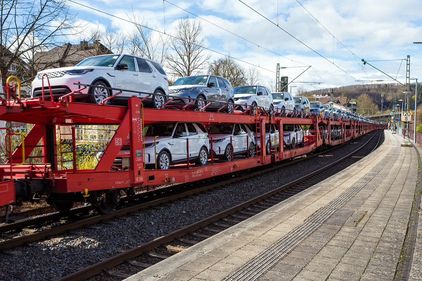 Vierachsiger (2 x zweiachsiger) Doppelstock-Autotransportwagen, 25 80 4363 347-2 D-ATG, der Gattung Laaers 560, der DB Cargo Logistics GmbH (ex DB Schenker ATG) am 28 März 2024 im Zugverband bei der Zugdurchfahrt in Kirchen/Sieg. 